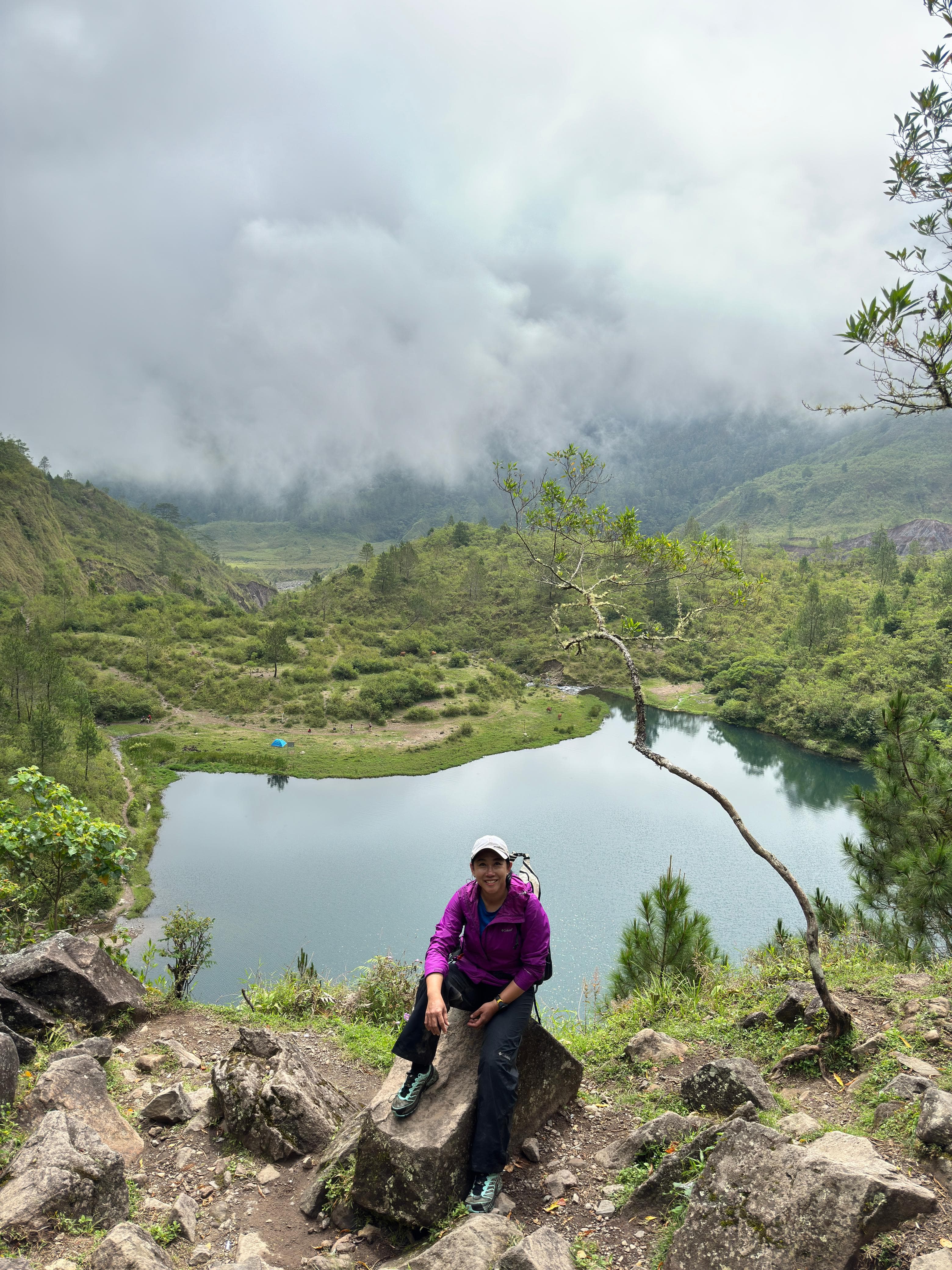 INDAH: Imelda menikmati pemandangan di gunung saat melakukan ekpedisi tiga gunung. (DOK PRIBADI)