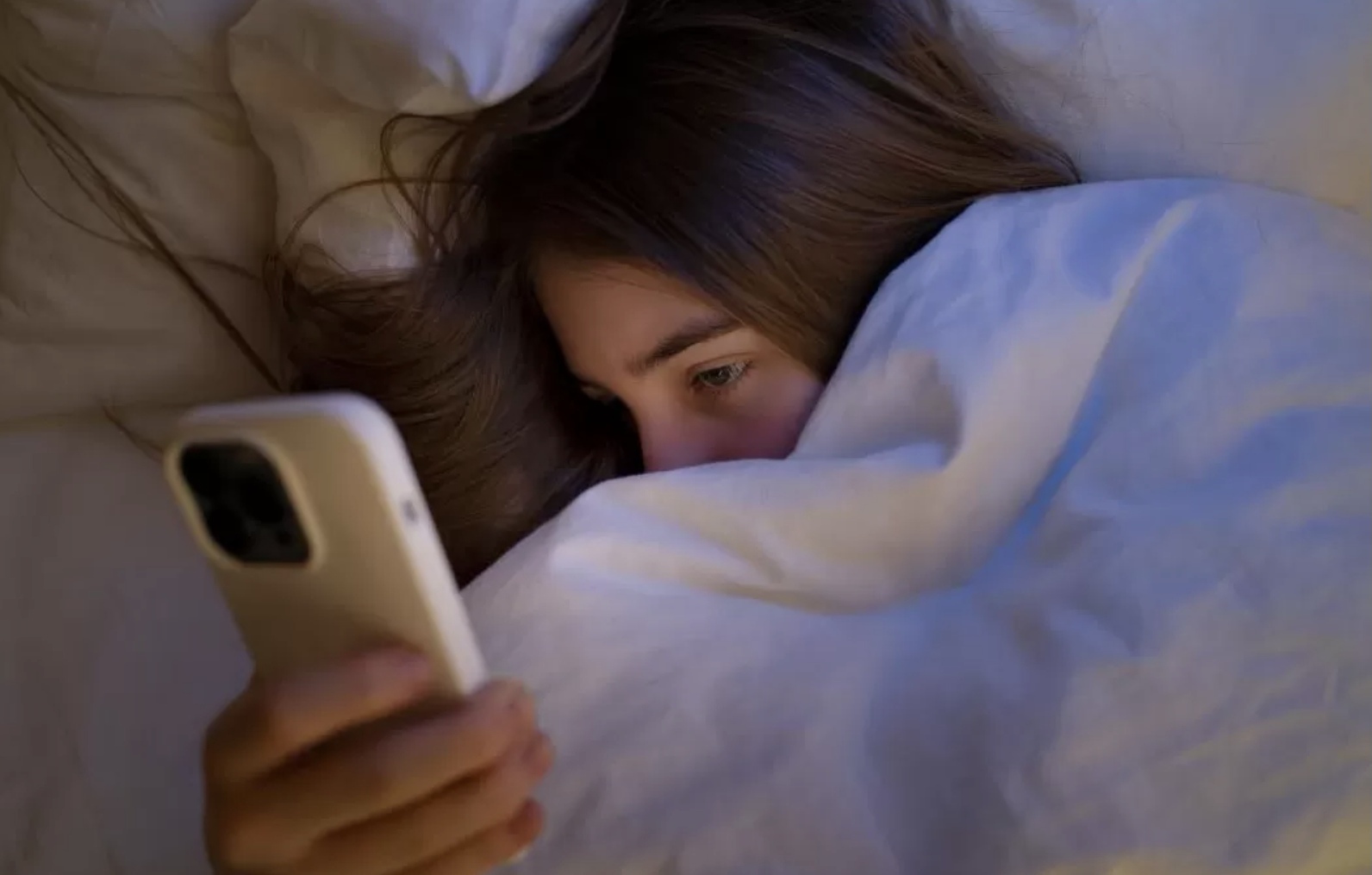 Cahaya layar dan konten yang merangsang emosi membuat otak sulit rileks, sehingga tidur pun jadi tak nyenyak. (Freepik)