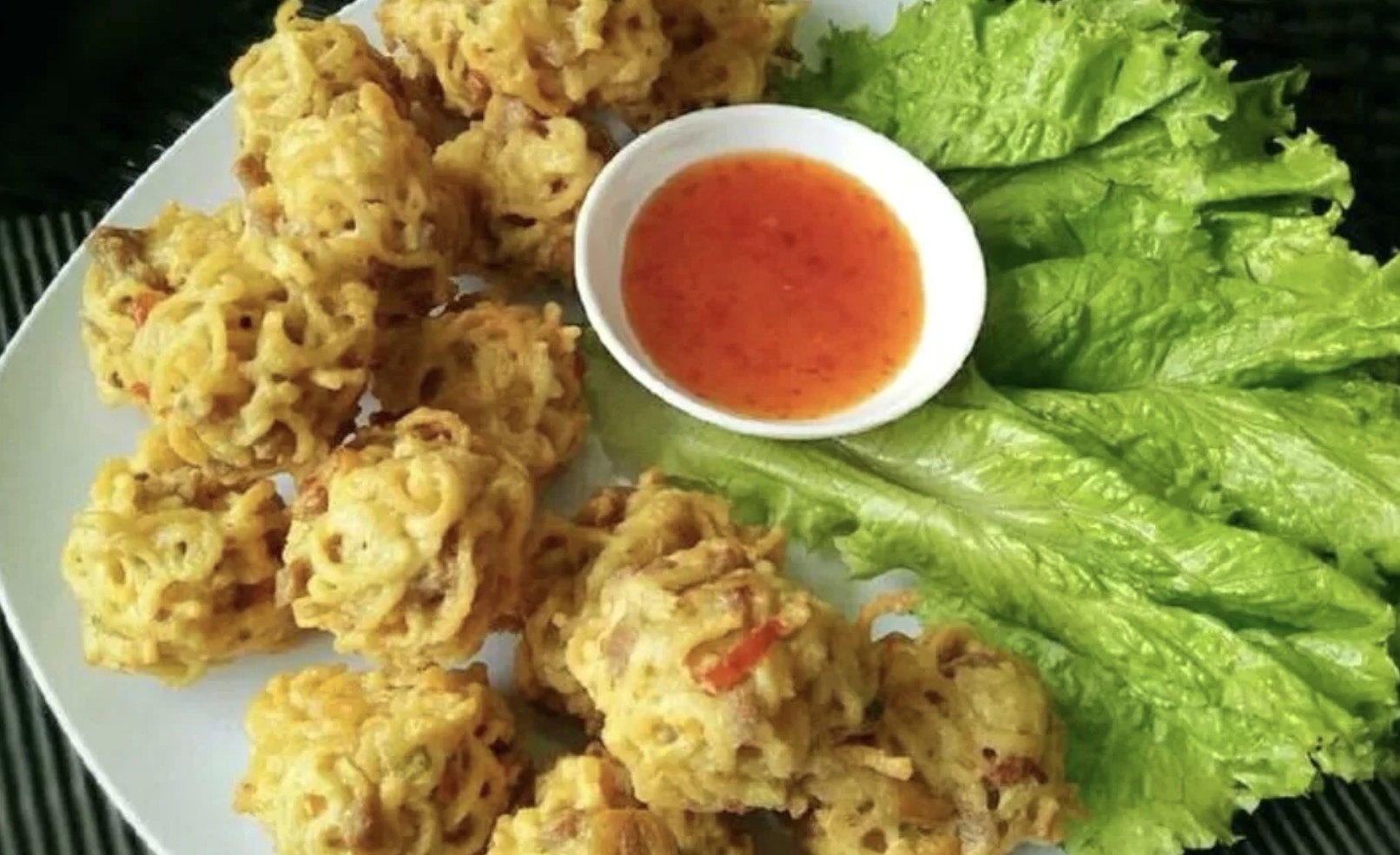 Camilan dari mie dan sosis ini renyah di luar, lembut di dalam. (Cookpad)