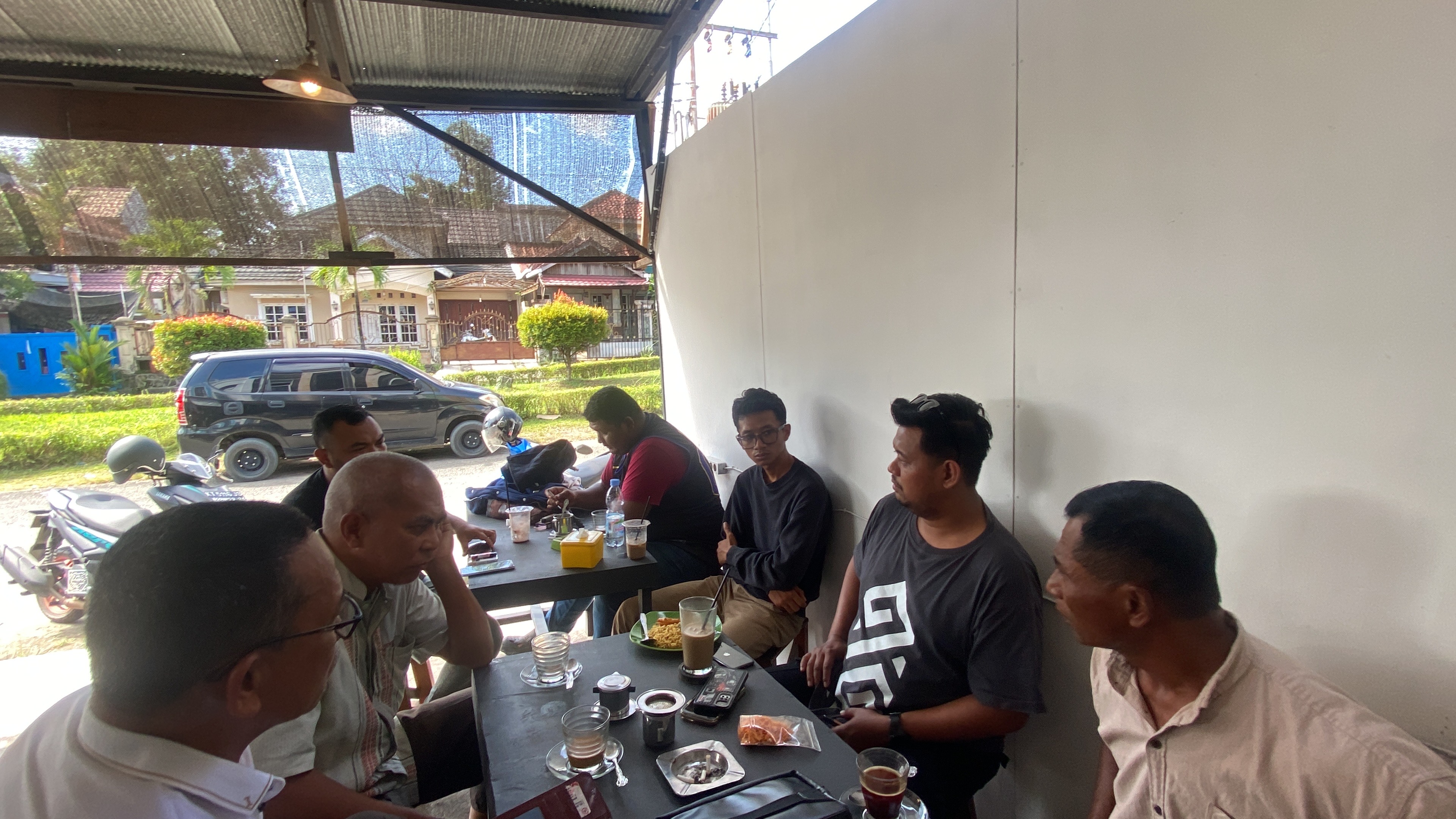 MENCARI KEADILAN: Para pekerja yang telah pensiun dari PT KN terus berjuang mencari hak-hak yang semestinya mereka terima. (SENO/BP)