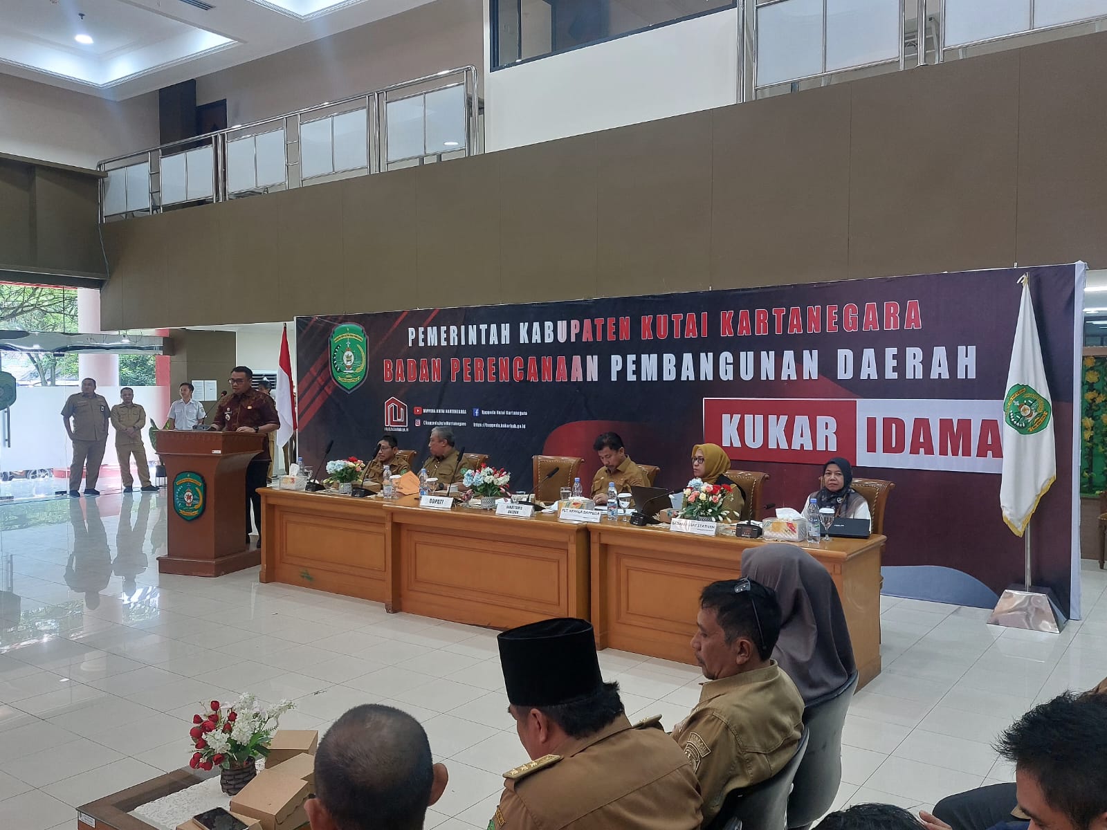 EVALUASI: Rakordal dan evaluasi pelaksanaan pembangunan daerah semester I Pemkab Kukar tahun 2025 yang dipimpin Bupati Kukar Aulia Rahman Basri. (DISKOMINFO KUKAR UNTUK BERAU POST)