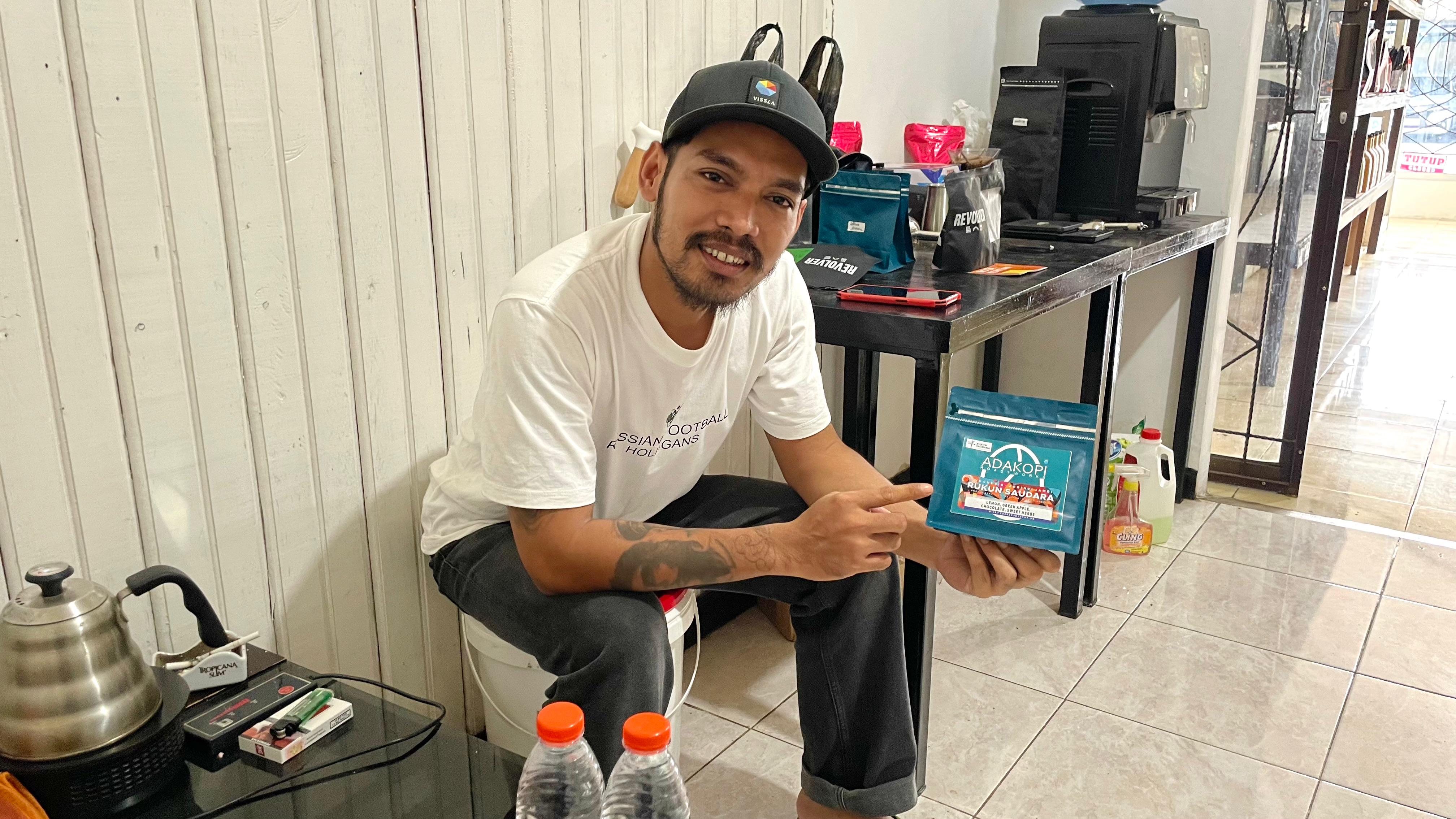 Manager Ada Kopi (Speciality Coffee Indonesia and Roastery), Bagus Yuban Muzamil saat diwawancarai Berau Post, Tanjung Redeb, Rabu (23/7), (NADYA ZAHIRA/BERAU POST)