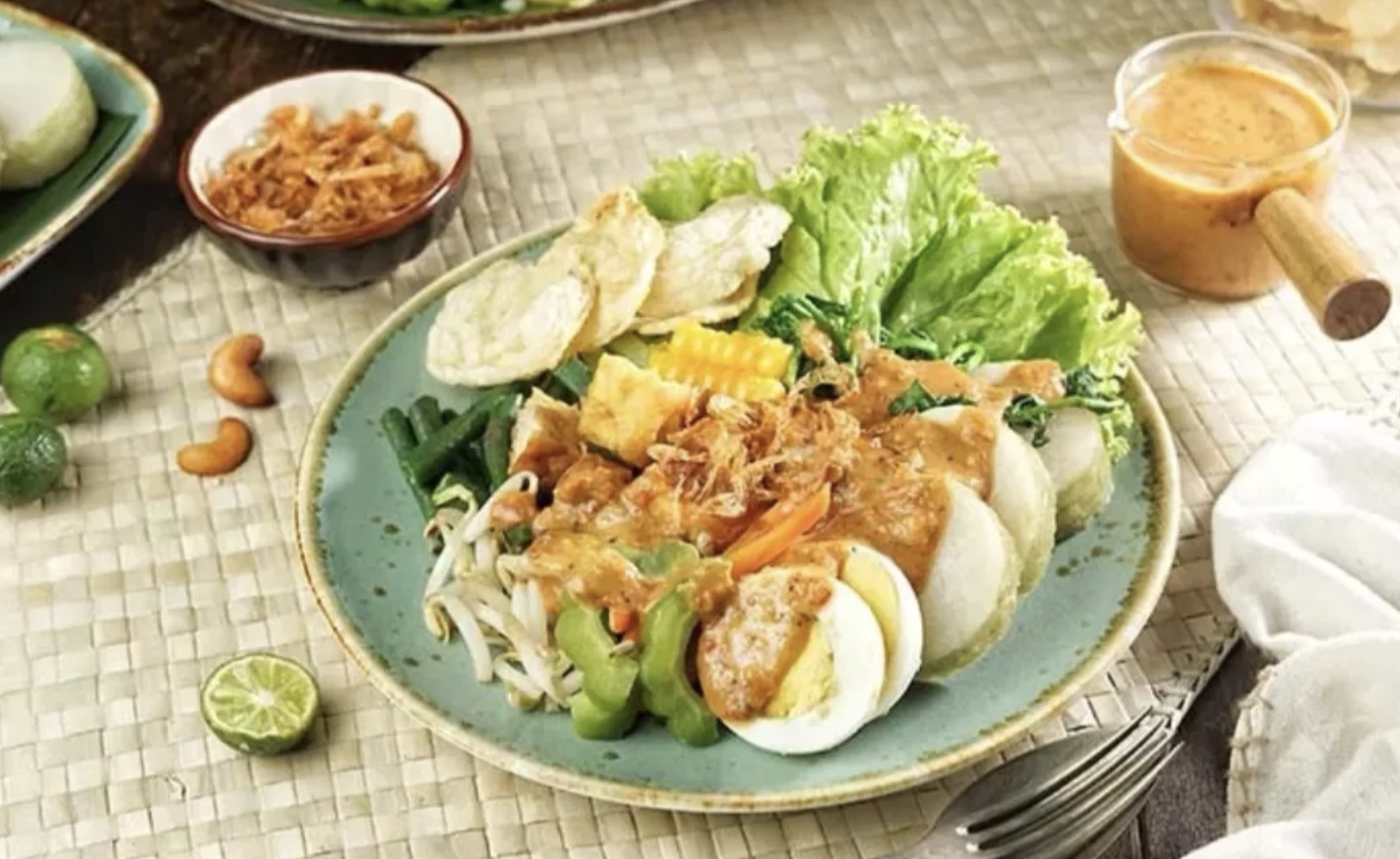 Gado-gado komplit ala rumahan, isian lengkap dan saus kacang gurih khas Indonesia. (halodoc)