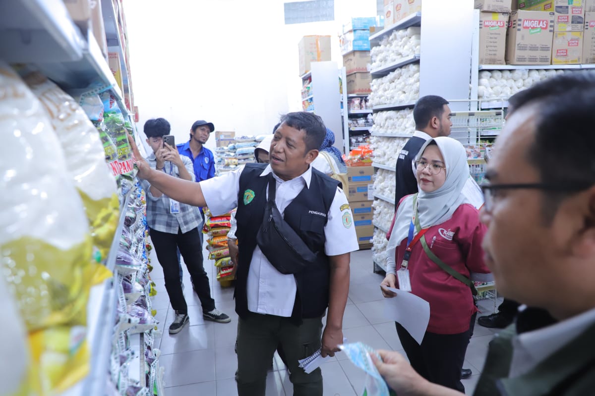 PENCEGAHAN: Tim gabungan saat melakukan pengawasan terpadu terkait isu beras premium oplosan dan praktik penjualan beras di atas HET di wilayah Kota Samarinda. (DISKOMINFO KALTIM UNTUK BP)