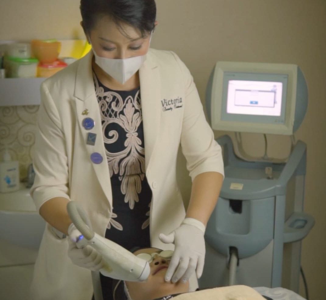 Konsultan Kecantikan dan Asesor COHESPA, Victoria Beauty Berau, Imelda A, saat melakukan facial laser. (VICTORIA BEAUTY LASER UNTUK BERAU POST)