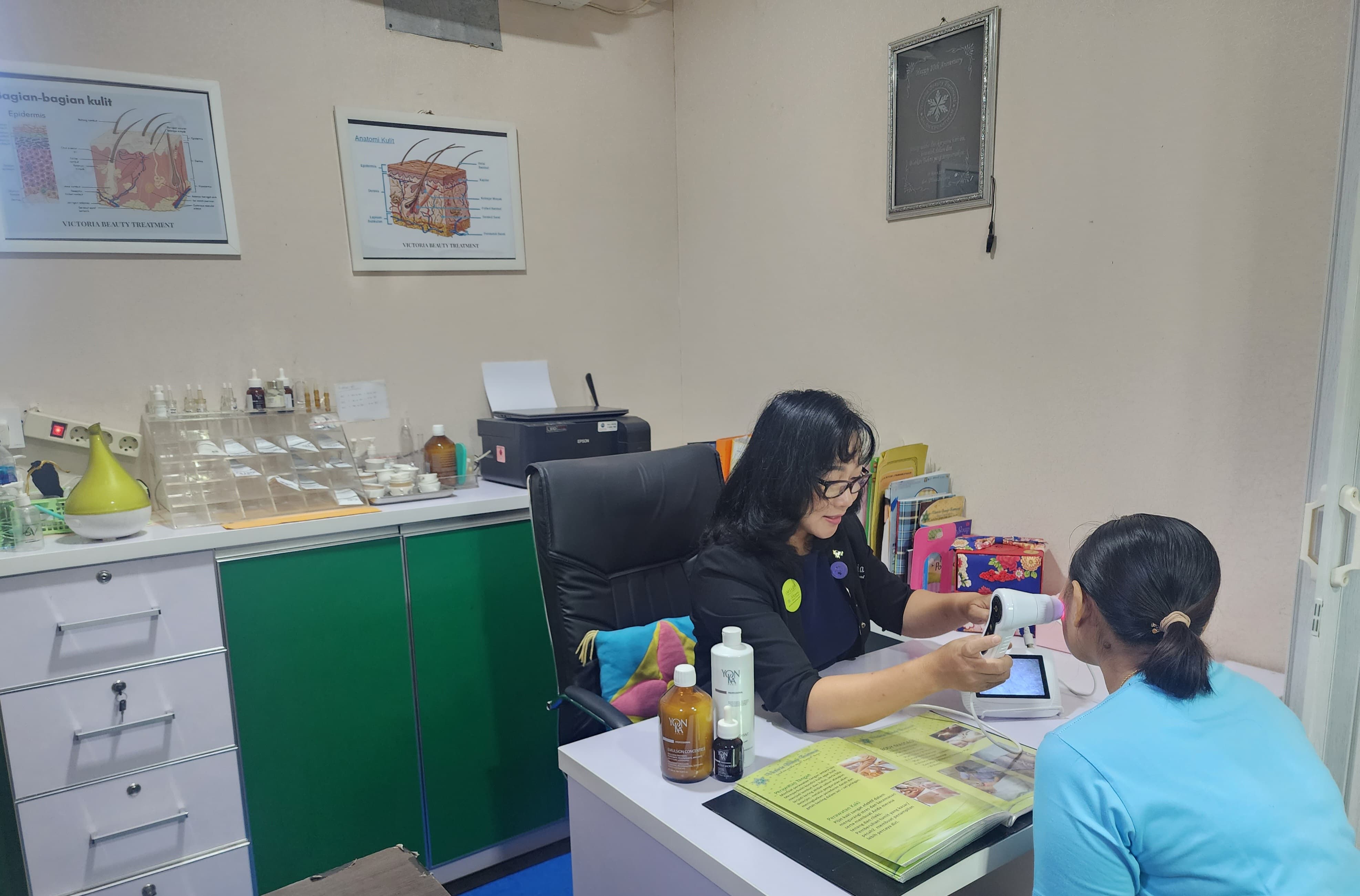 Konsultan Kecantikan dan Asesor COHESPA, Victoria Beauty Berau, Imelda A saat melakukan sesi konsultasi sebelum memberikan perawatan. (NADYA ZAHIRA/ BERAU POST)