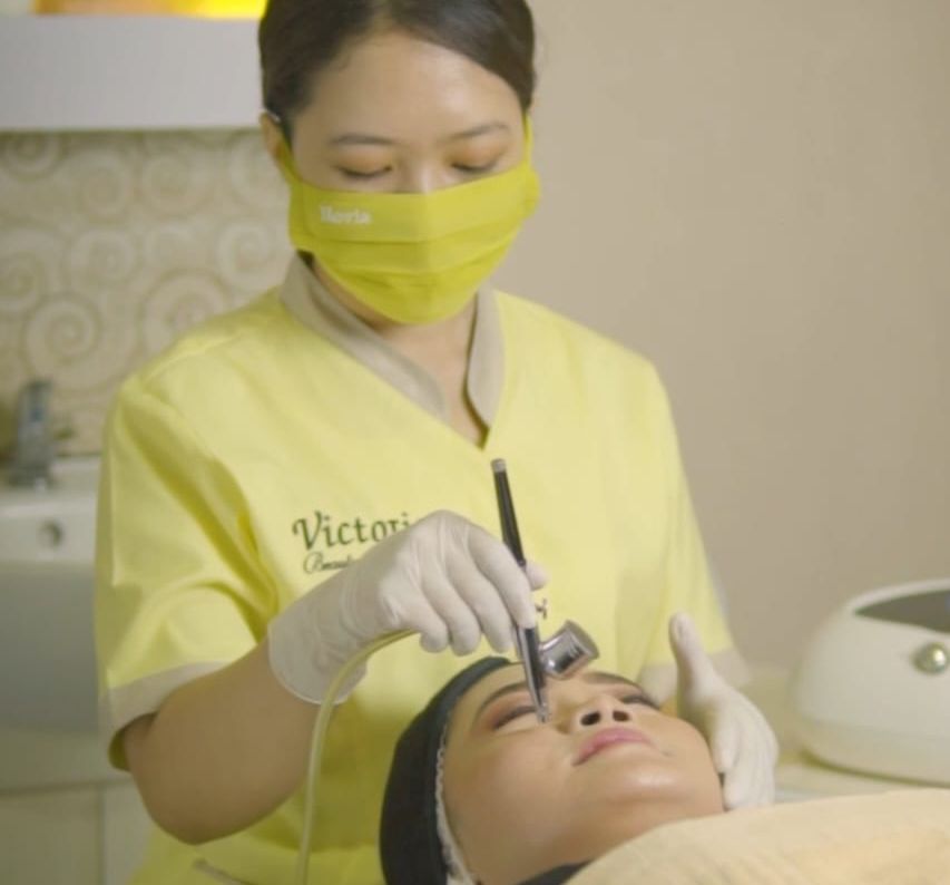 Proses facial wajah yang cocok untuk kulit berjerawat di Victoria Beauty Berau. (VICTORIA BEAUTY UNTUK BERAU POST)