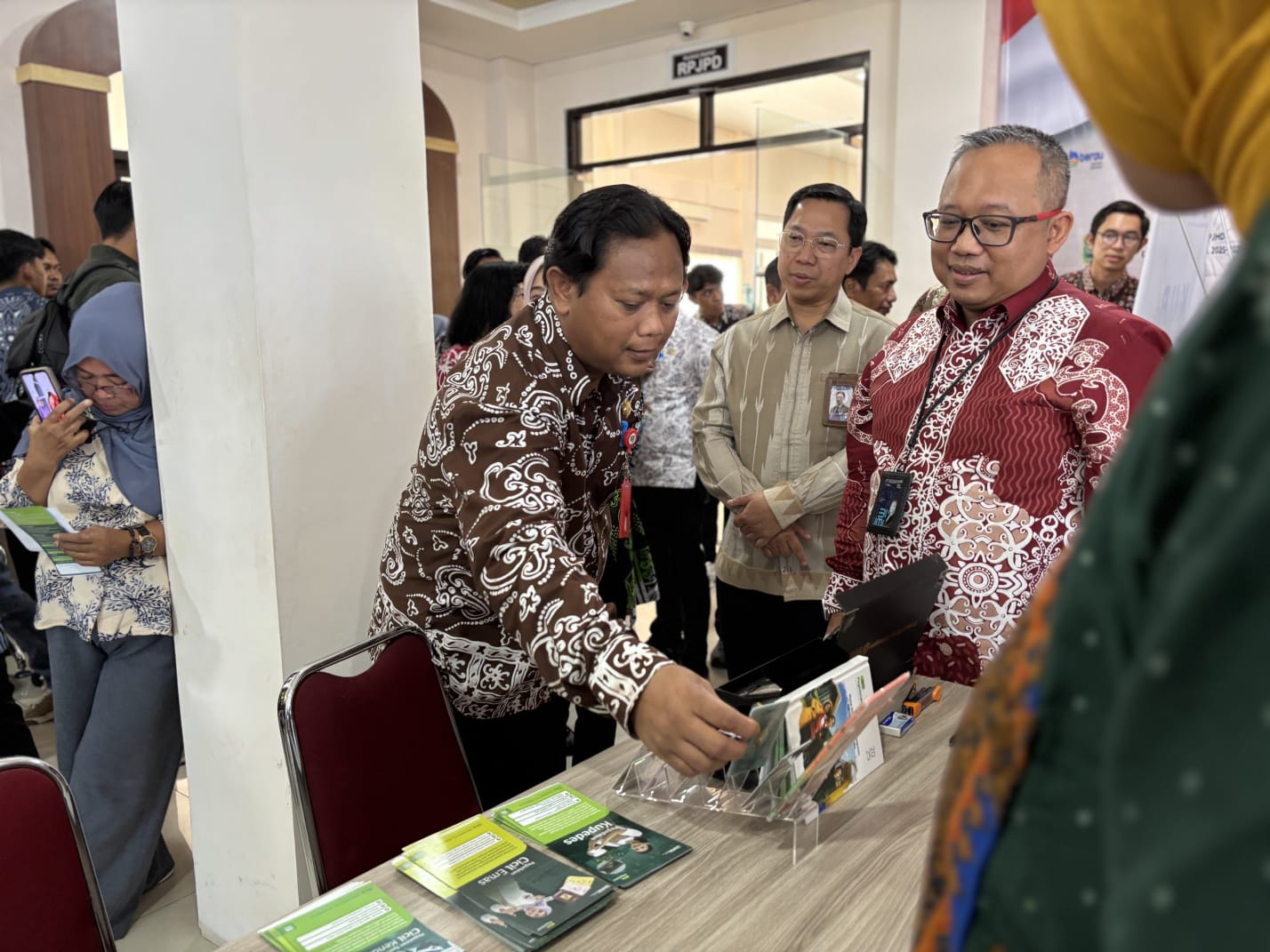 DITINJAU: Sekkab Berau, Muhammad Said, didampingi Kepala Perwakilan Bank Indonesia Provinsi Kaltim, Budi Widartanto, saat meninjau stand perbankan yang menawarkan berbagai program bagi UMKM. (IZZA/BP)