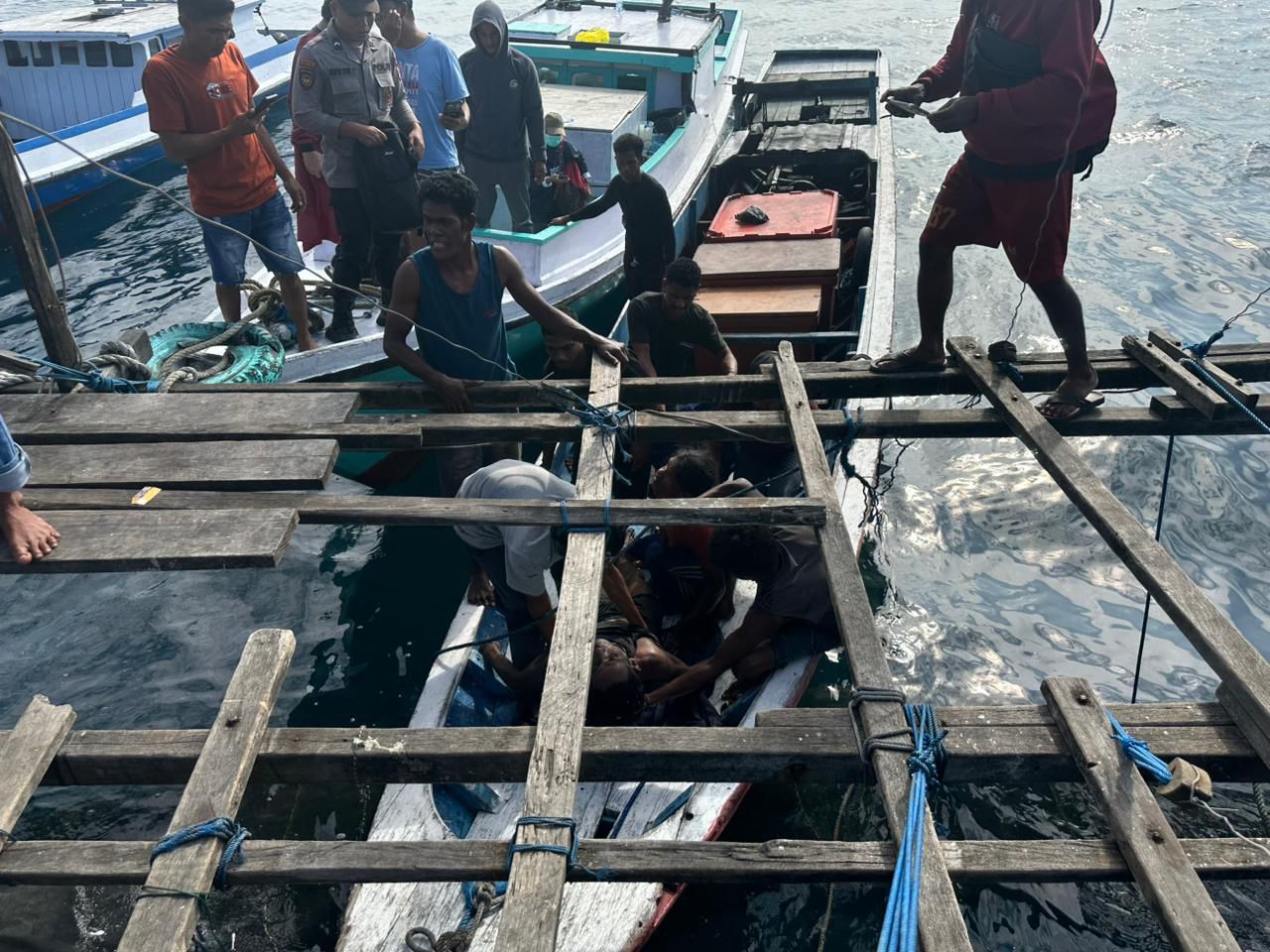 DIEVAKUSASI: Jenazah nelayan yang ditemukan meninggal di dalam jaring bagang, Talisayan. (HUMAS POLRES BERAU UNTUK BERAU POST)