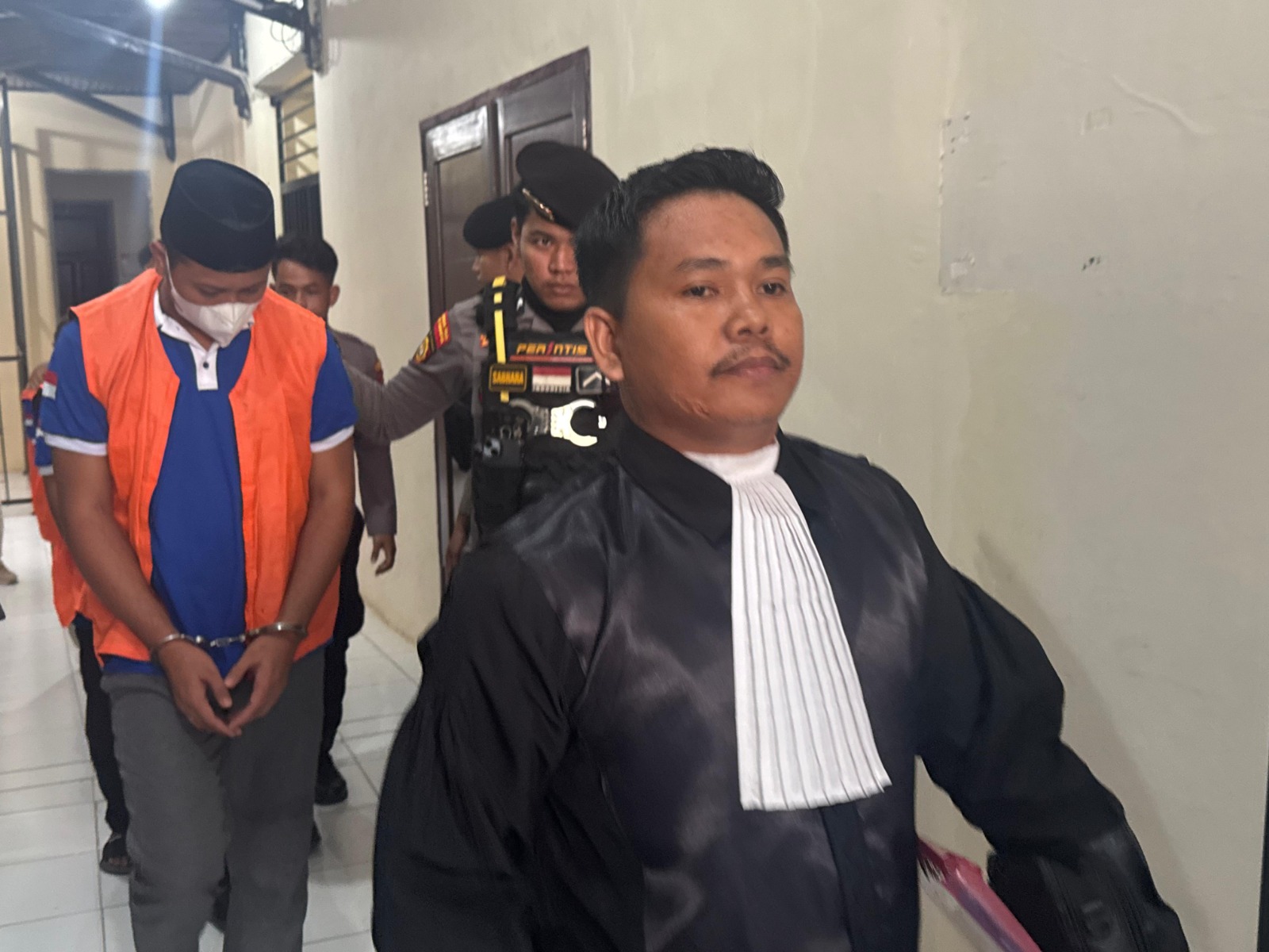 PEMBACAAN PUTUSAN: Ketua Majelis Hakim Pengadilan Negeri Tarakan bacakan putusan tiga terdakwa narkotika jenis 74 kg yang libatkan konten kreator, Kamis (24/7). (SEPTIAN ASMADI/HRK)