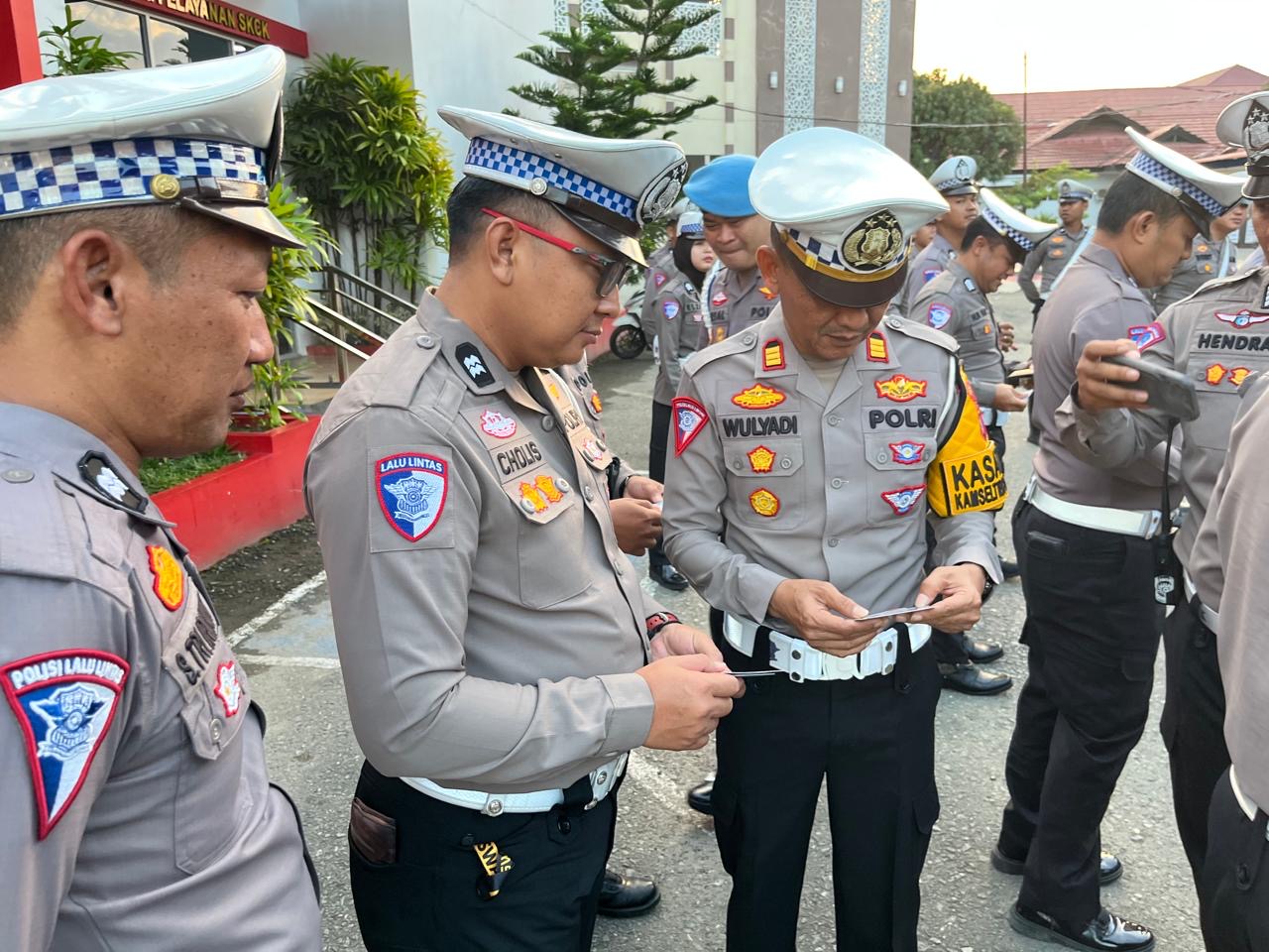 KEDISIPLINAN: Sipropam Polres Berau saat melakukan sidak ke personel. (ARTA KUSUMA YUNANDA/BP)