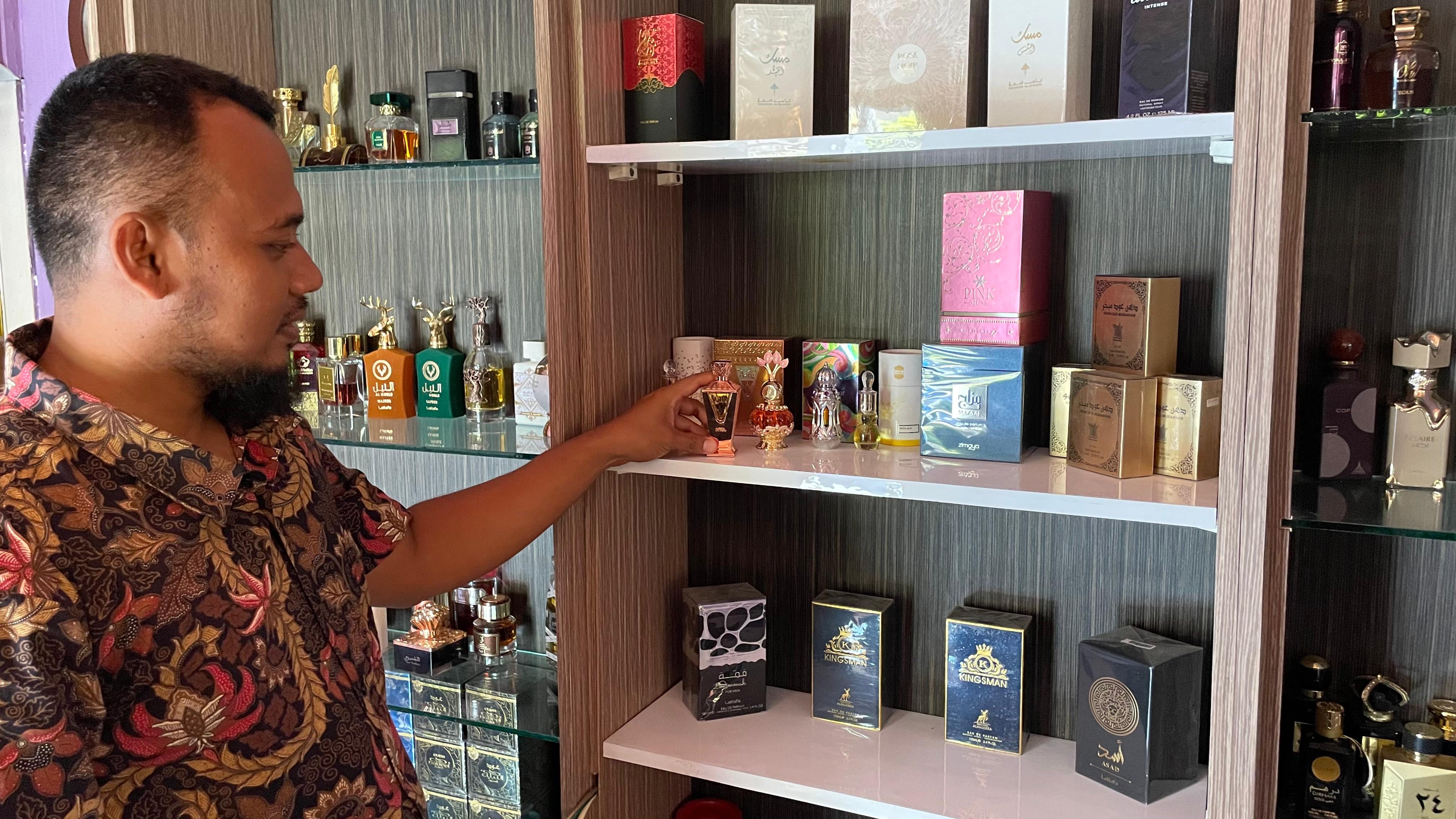 Pemilik Toko Parfum Original Berau, Novan Catur Wahdhana saat sedang menjelaskan notes parfum kepada Berau Post, Jumat (25/7). (NADYA ZAHIRA/BERAU POST)