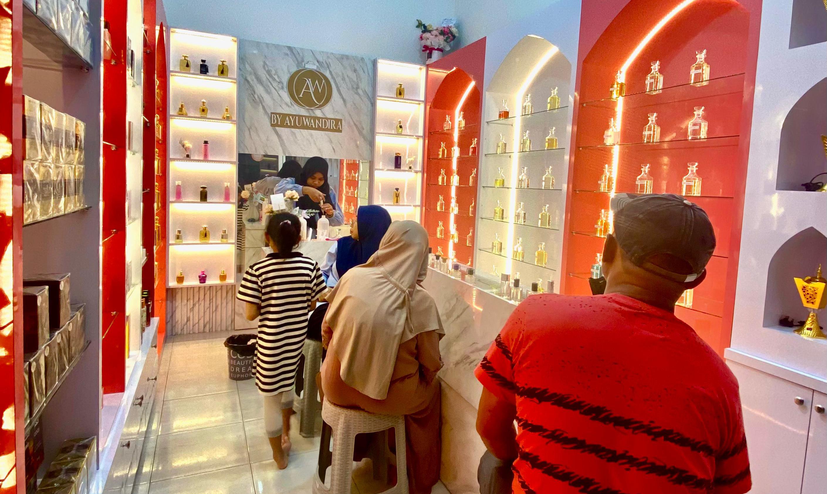 Pilihan aroma parfum yang ada di Toko AW Parfum. (NADYA ZAHIRA/BERAU POST)