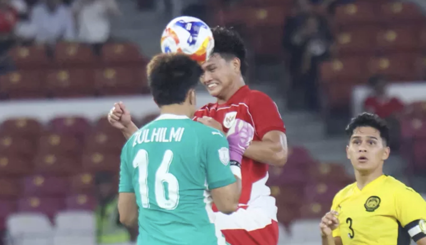 Pesepak bola Timnas U-23 Indonesia Hokky Caraka berebut bola dengan pemain Malaysia dalam pertandingan penyisihan Grup A Piala AFF U-23 2025. (Dery Ridwansah/ JawaPos.com)