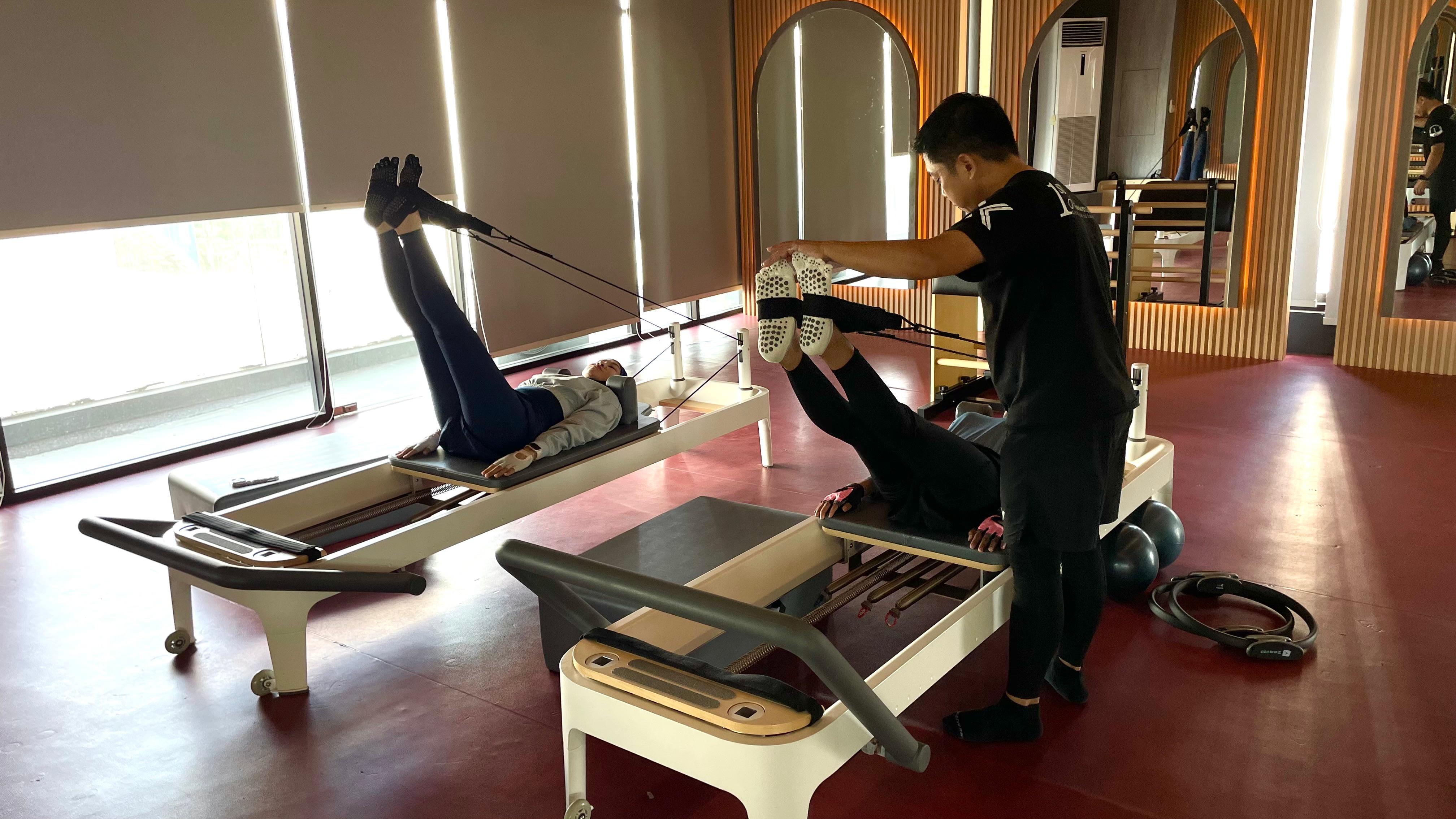 Sesi latihan Pilates di Exclusive Gym Berau, bersama Instruktur Pilates, Rukhi, saat ditemui Berau post, Sabtu (26/7). (NADYA ZAHIRA/BERAU POST)