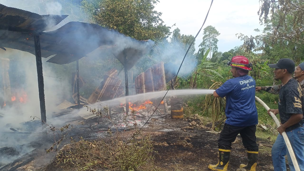 EVAKUASI: Warga bersama tim gabungan mengevakuasi satu jasad dari lokasi kebakaran di Rt 003 Kampung Biatan Ilir, Kecamatan Biatan. (HUMAS POLRES BERAU UNTUK BERAU POST)