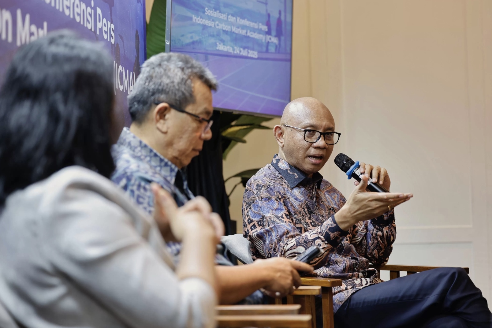 Chief Operating Officer (COO) Indinesian Business Council (IBC) William Sabandar (kanan) dalam diskusi soal kredit karbon di Jakarta. (Dokumentasi IBC)