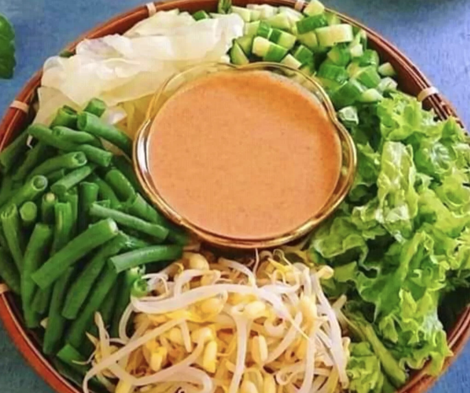 Ilustrasi Pecel Madiun. (Pinterest @karyaAQJchannel)