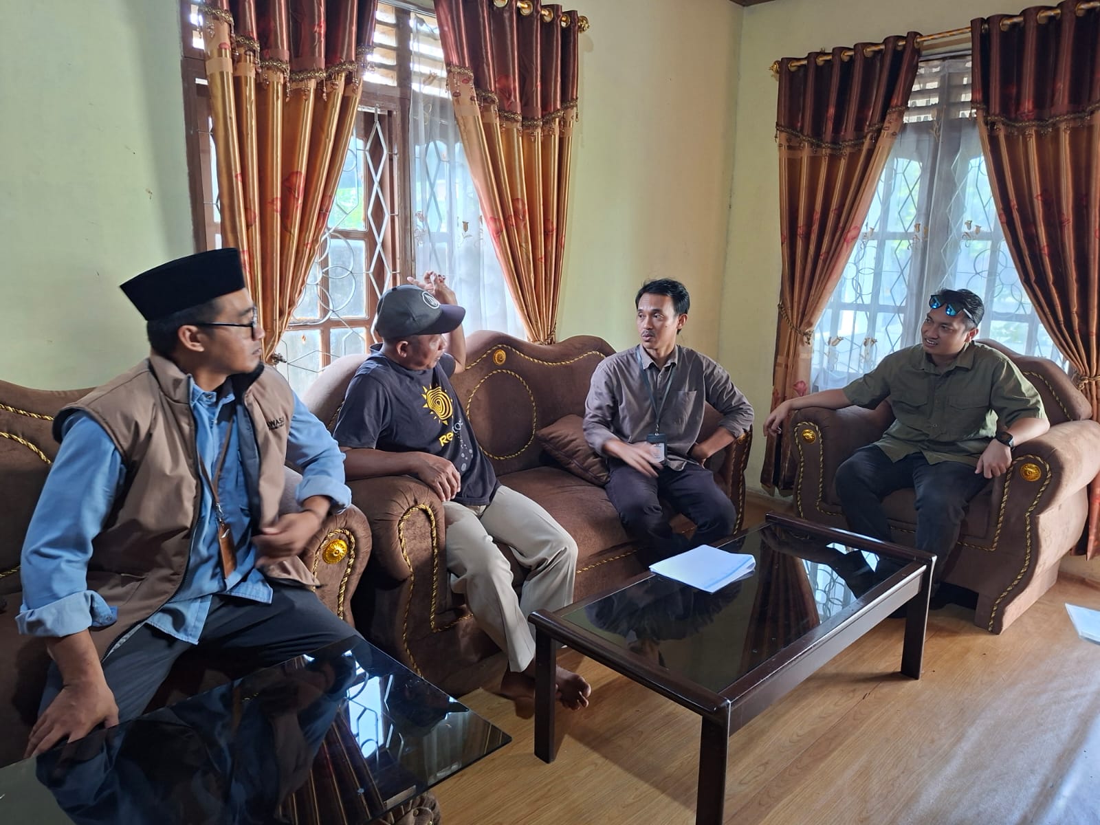 COKLIT TERBATAS: Proses coklit ini dilakukan langsung tiga tim dari internal KPU Bulungan, bukan oleh petugas pantarlih seperti biasanya. (KPU BULUNGAN UNTUK HRK )
