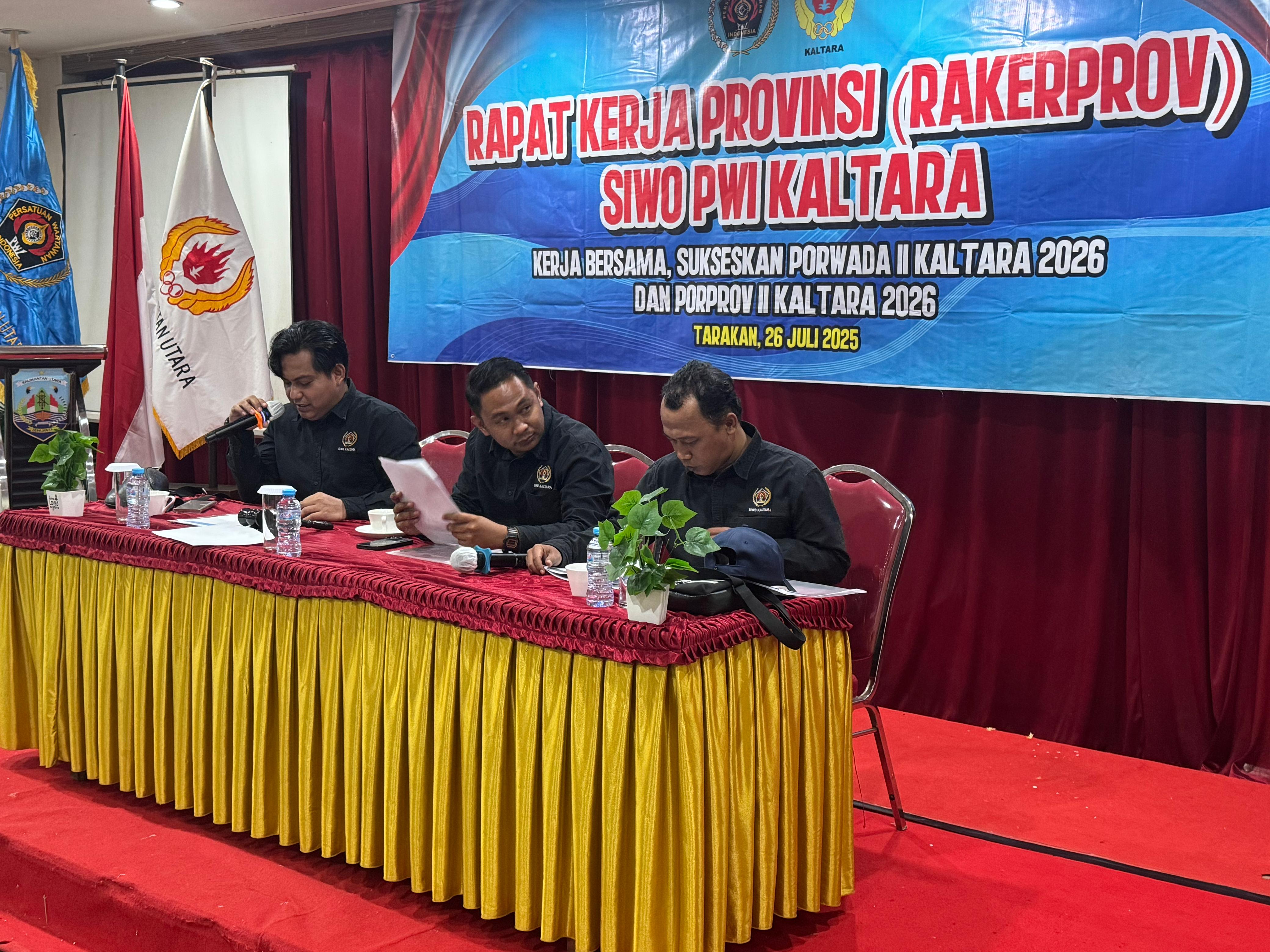 RAPAT KERJA: Pimpinan sidang memimpin jalannya Rakerprov SIWO PWI KAltara dan menghasilkan beberapa program kerja strategis, Sabtu (26/7) lalu. (SEPTIAN ASMADI/HRK)