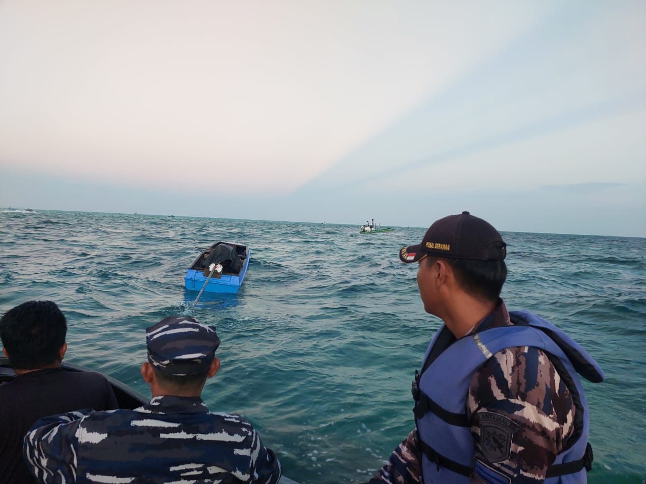 DITEMUKAN: Perahu milik Arifin yang dinyatakan hilang di Perairan Pulau Derawan, Karang Masimbung, pada Senin sore. (BPBD BERAU UNTUK BERAU POST)