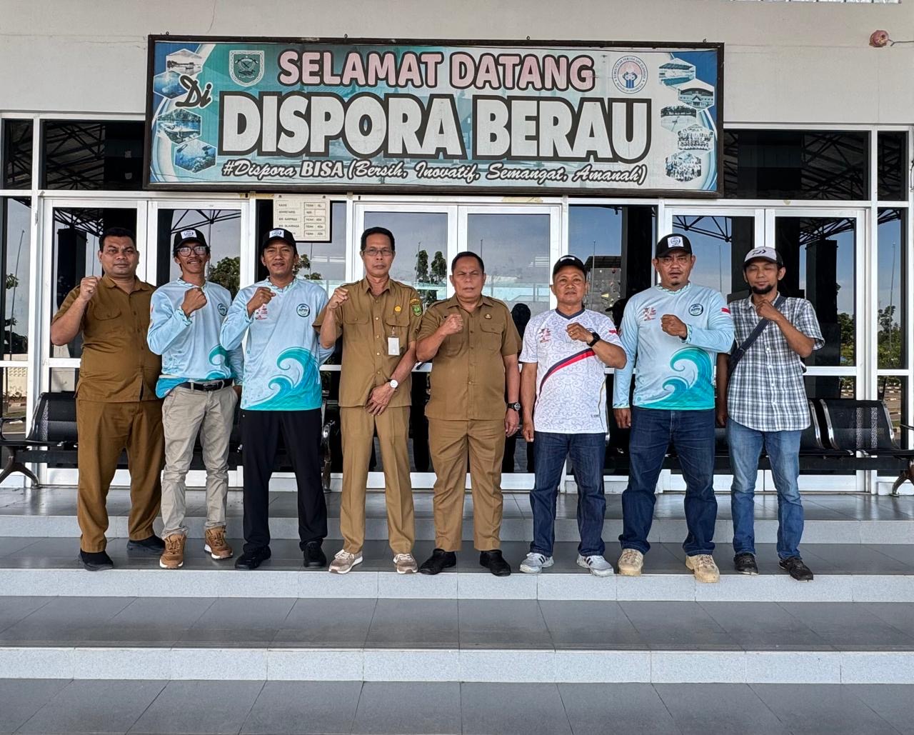 IKUTI TURNAMEN: Tiga atlet dan satu pendamping dari Berau akan ikuti Fornas VIII di NTB. (ARTA KUSUMA YUNANDA/BP)