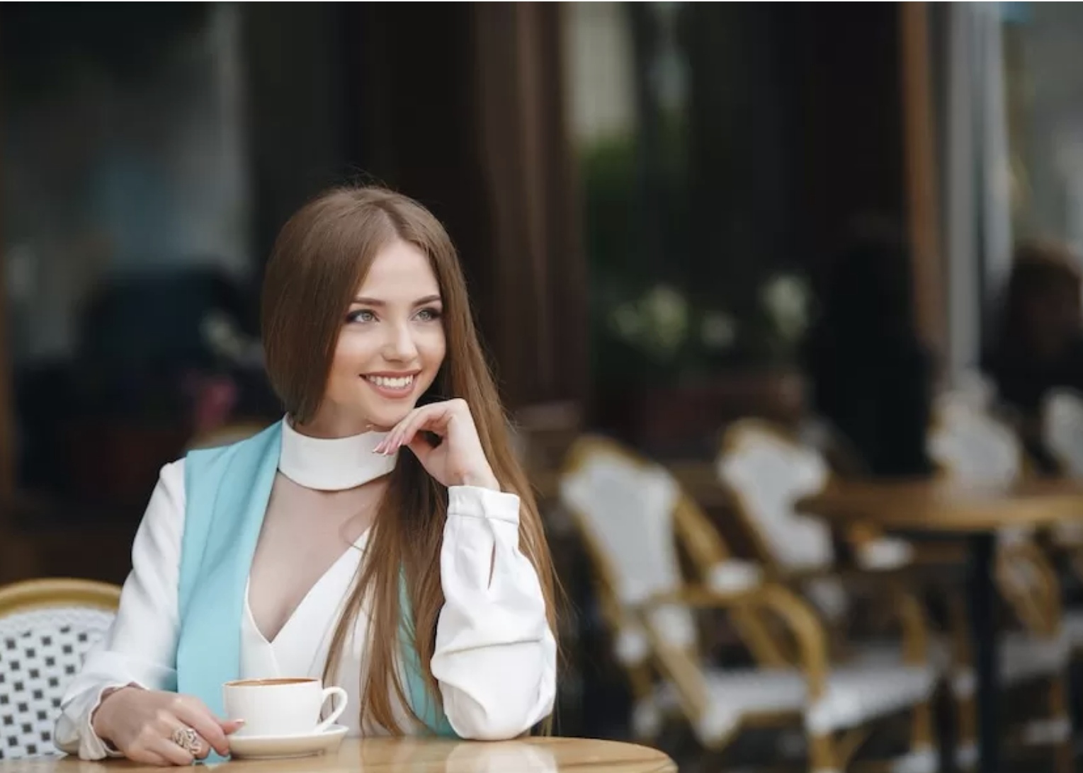 Seorang wanita tersenyum elegan, memancarkan aura kepercayaan diri dan pesona alami. (Freepik)