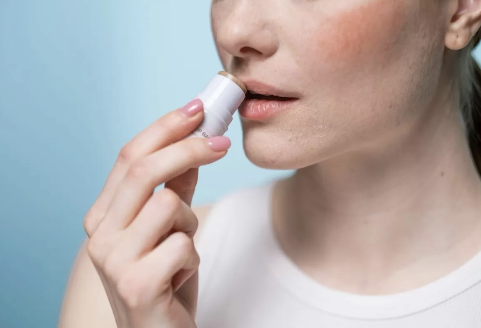 Ada banyak cara mengatasi bibir hitam, salah satunya menggunakan lip balm dengan SPF 15. (Ron Lach/Pexels)
