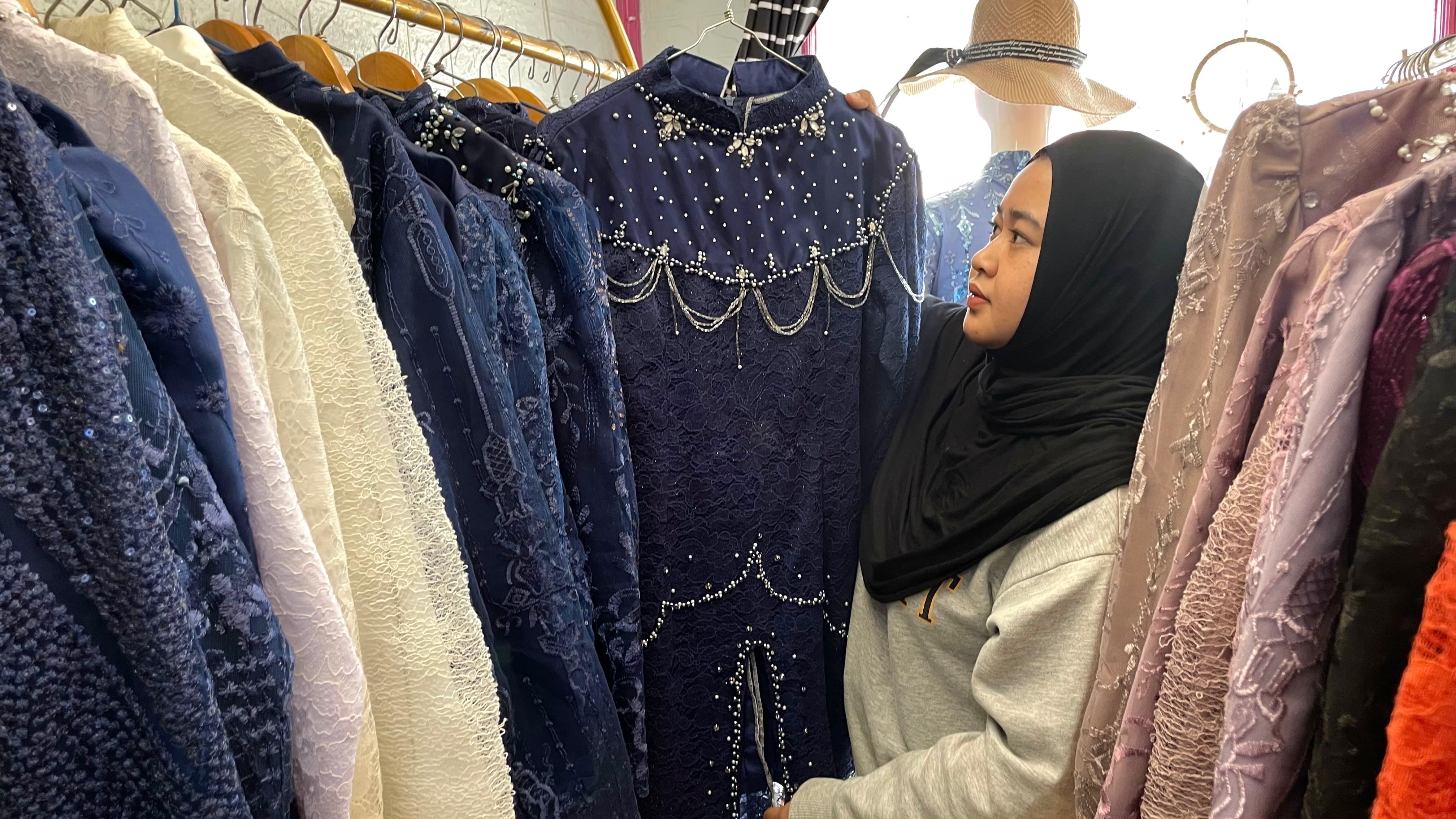 Salah satu kebaya brukat navy milik TN Rent Kebaya Berau, saat ditemui Berau Post, Selasa (29/7). (NADYA ZAHIRA/BERAU POST)