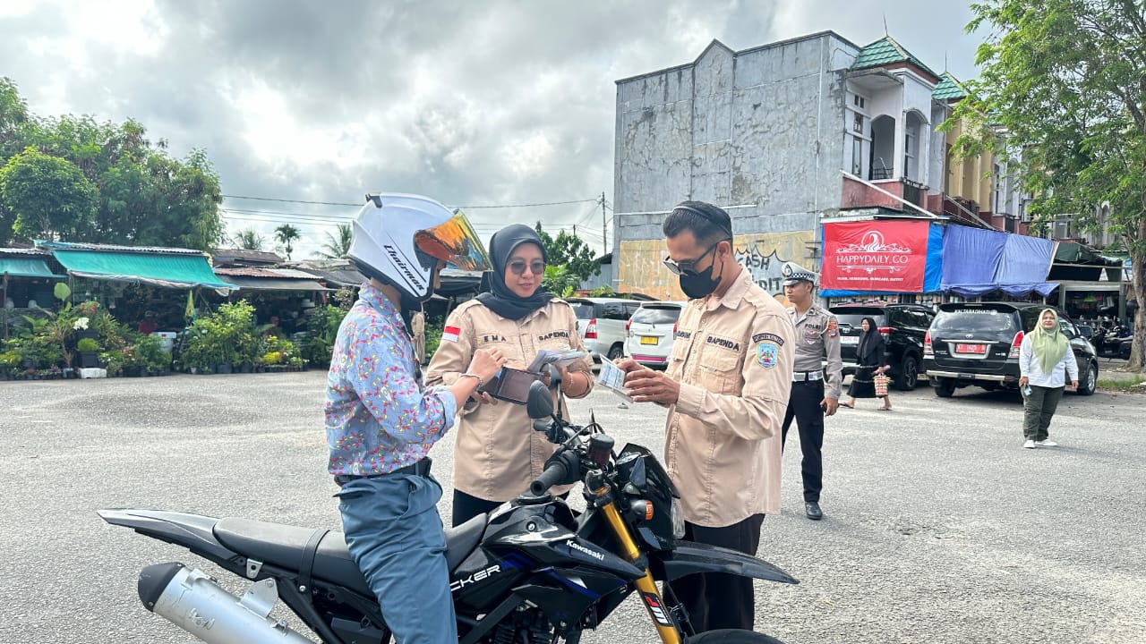 PAJAK KENDARAAN: Petugas UPT Samsat Tarakan saat melakukan Pemeriksaan Pajak Kendaraan Bermotor. (HRK)