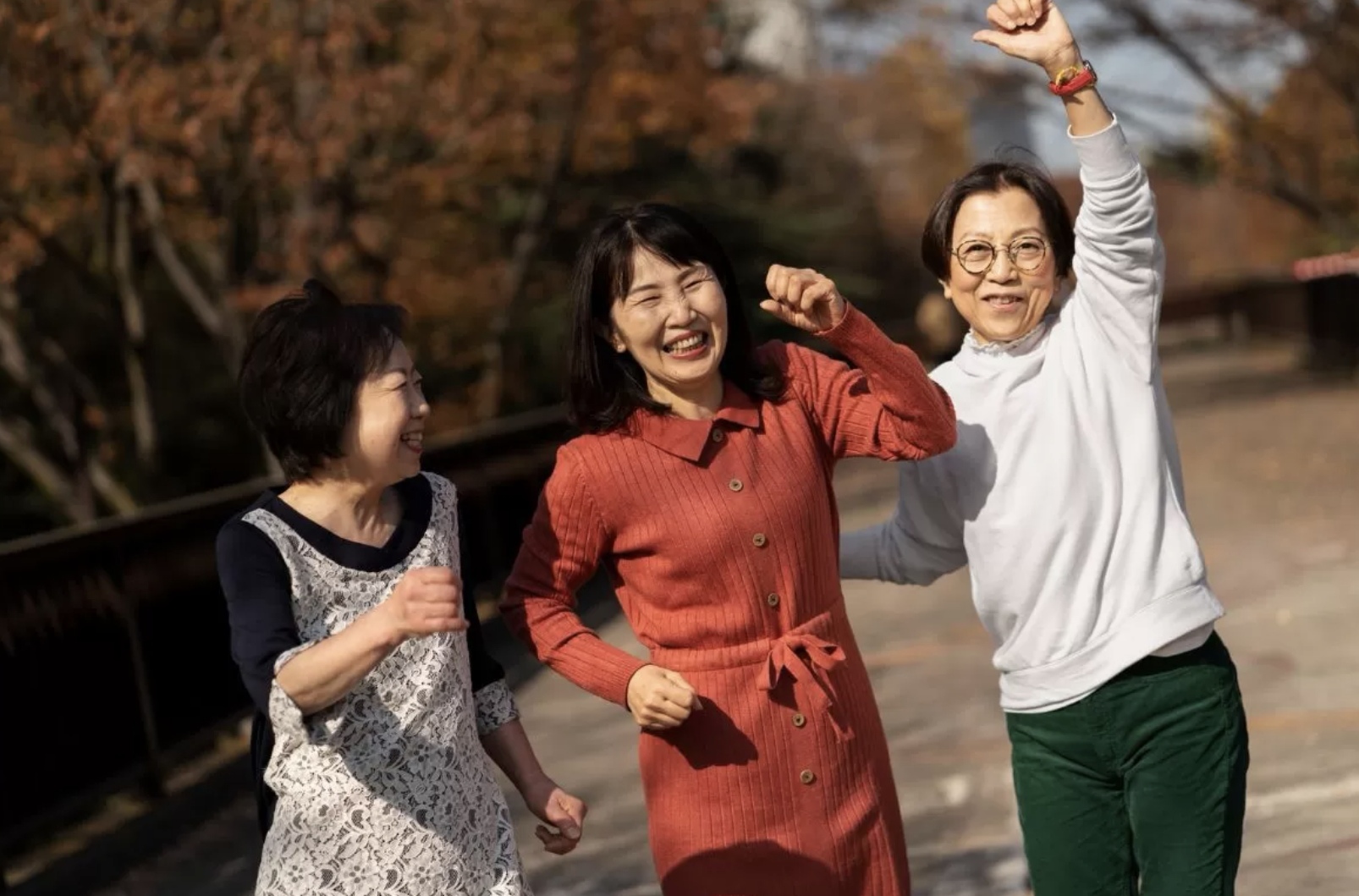 Ilustrasi tetap bugar di usia senja dengan berjalan kaki ala Japanese walking. (Freepik).