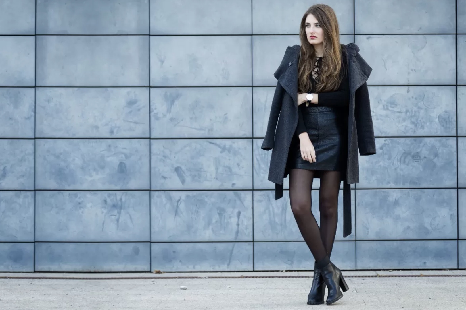 Contoh gaya outfit serba hitam membuatnya tampak chic. (dok. Freepik)