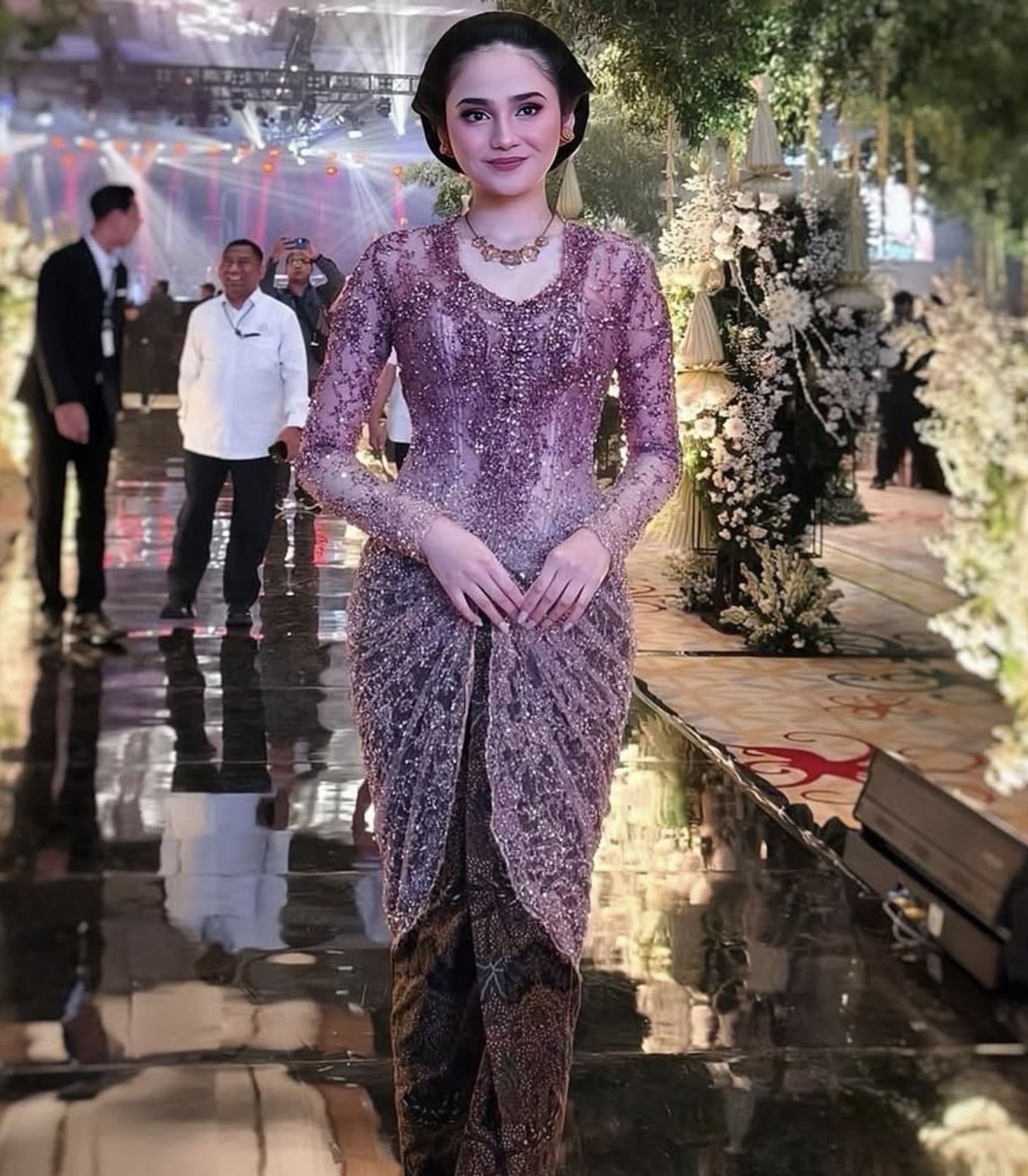 Ilustrasi penggunaan kebaya oleh Shifa Hadju. (Instagram @untungadaaji)