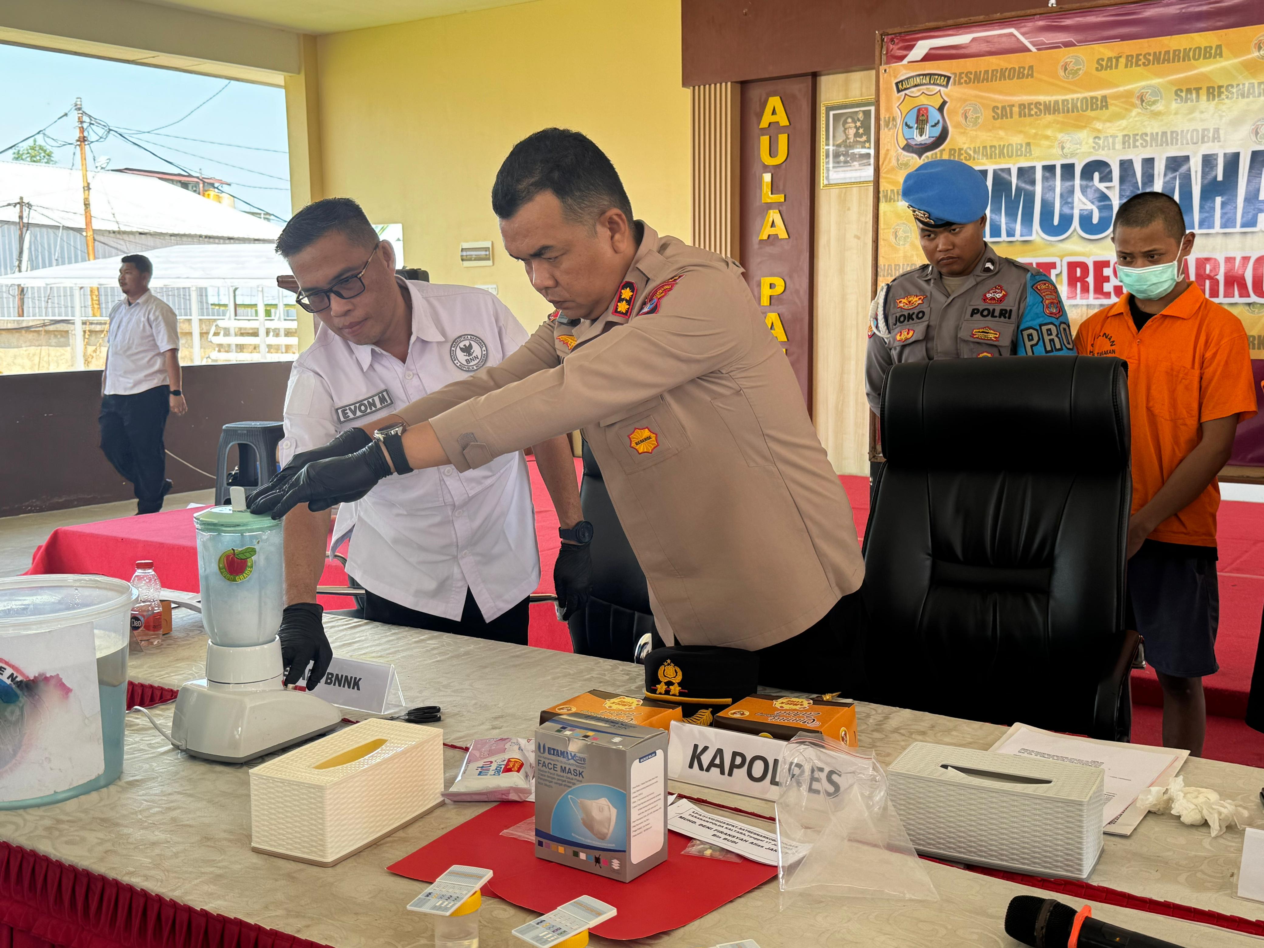 PEMUSNAHAN NARKOTIKA: Polres Tarakan saat memusnahkan narkotika jenis ekstasi dan sabu-sabu, Rabu (30/7). (SEPTIAN ASMADI/HRK)