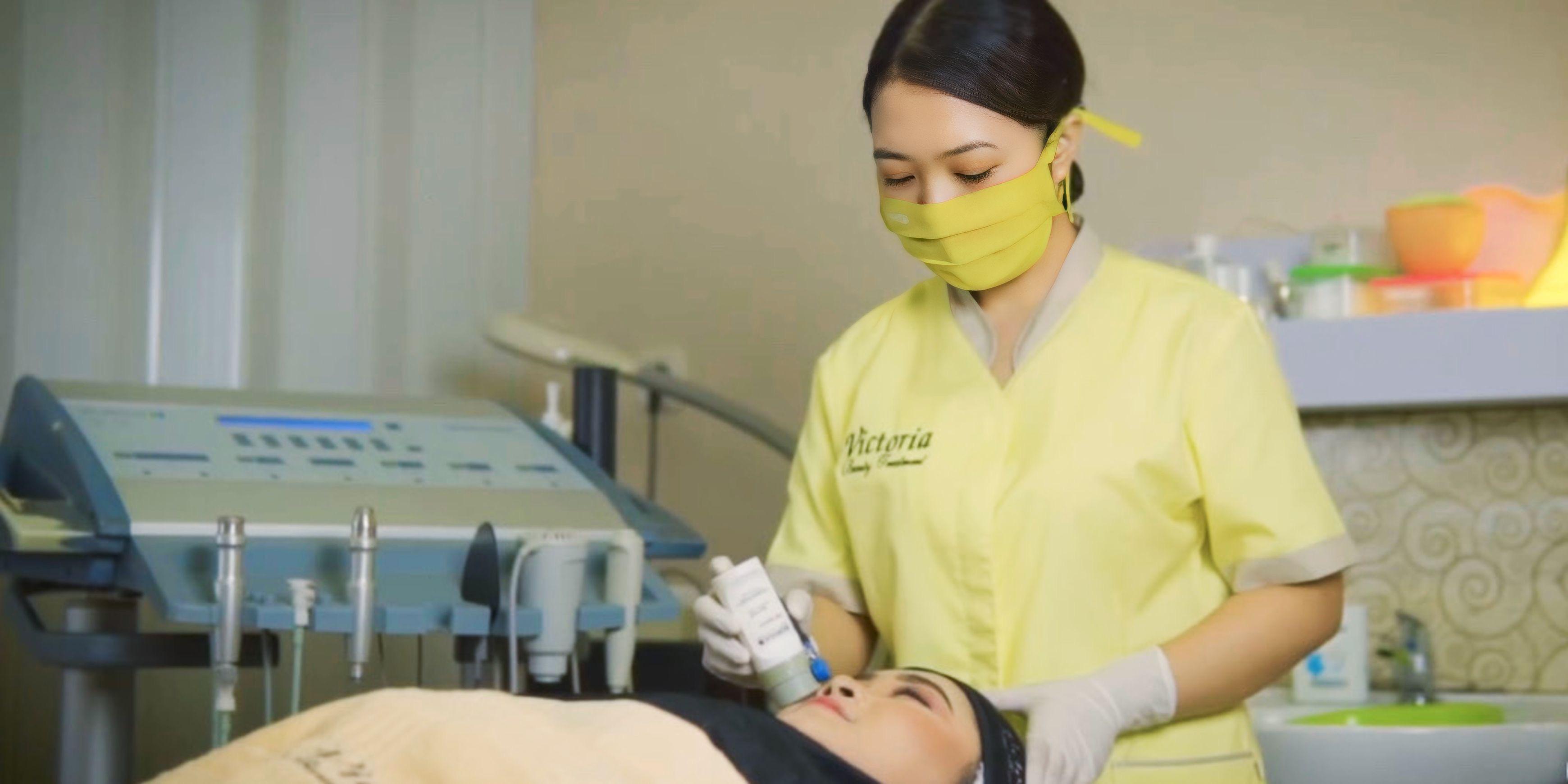 Therapist Victory Beauty saat sedang melakukan perawatan pada pasiennya yang mengalami kerusakan pada wajah akibat paparan sinar matahari. (VICTORY BEAUTY BERAU UNTUK BERAU POST)