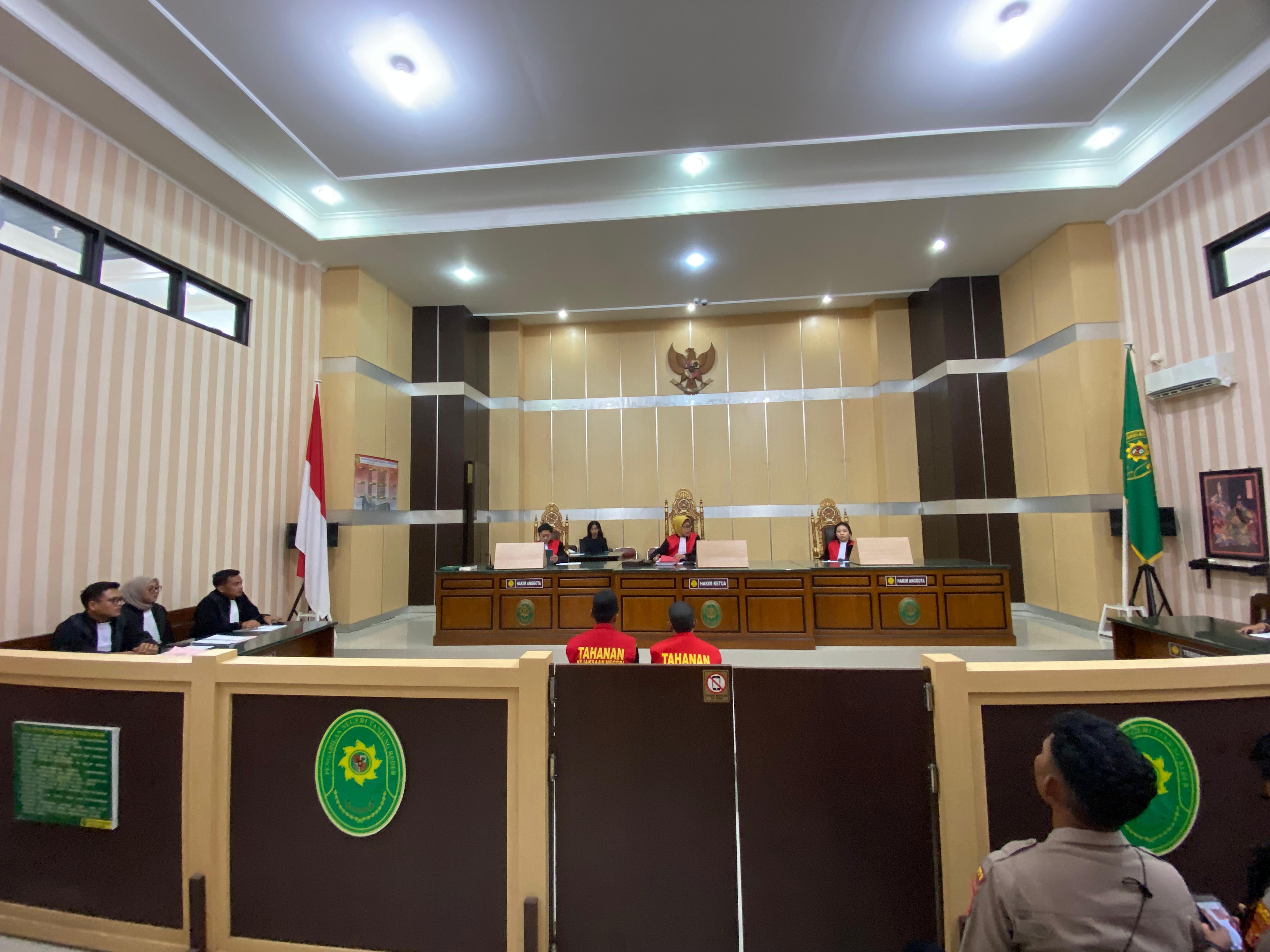 TUNTUTAN BERAT: SZ dan ZZ dituntut hukuman mati dan pidana penjara seumur hidup, terhadap kasus penyelundupan narkotika sebanyak 21 kilogram yang ditangkap di Berau awal tahun ini. (SENO/BP)