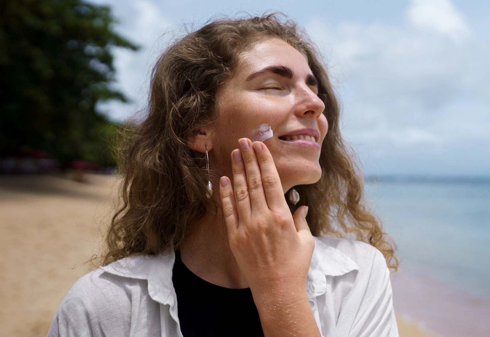 Ilustrasi penggunaan sunscreen. (Freepik)