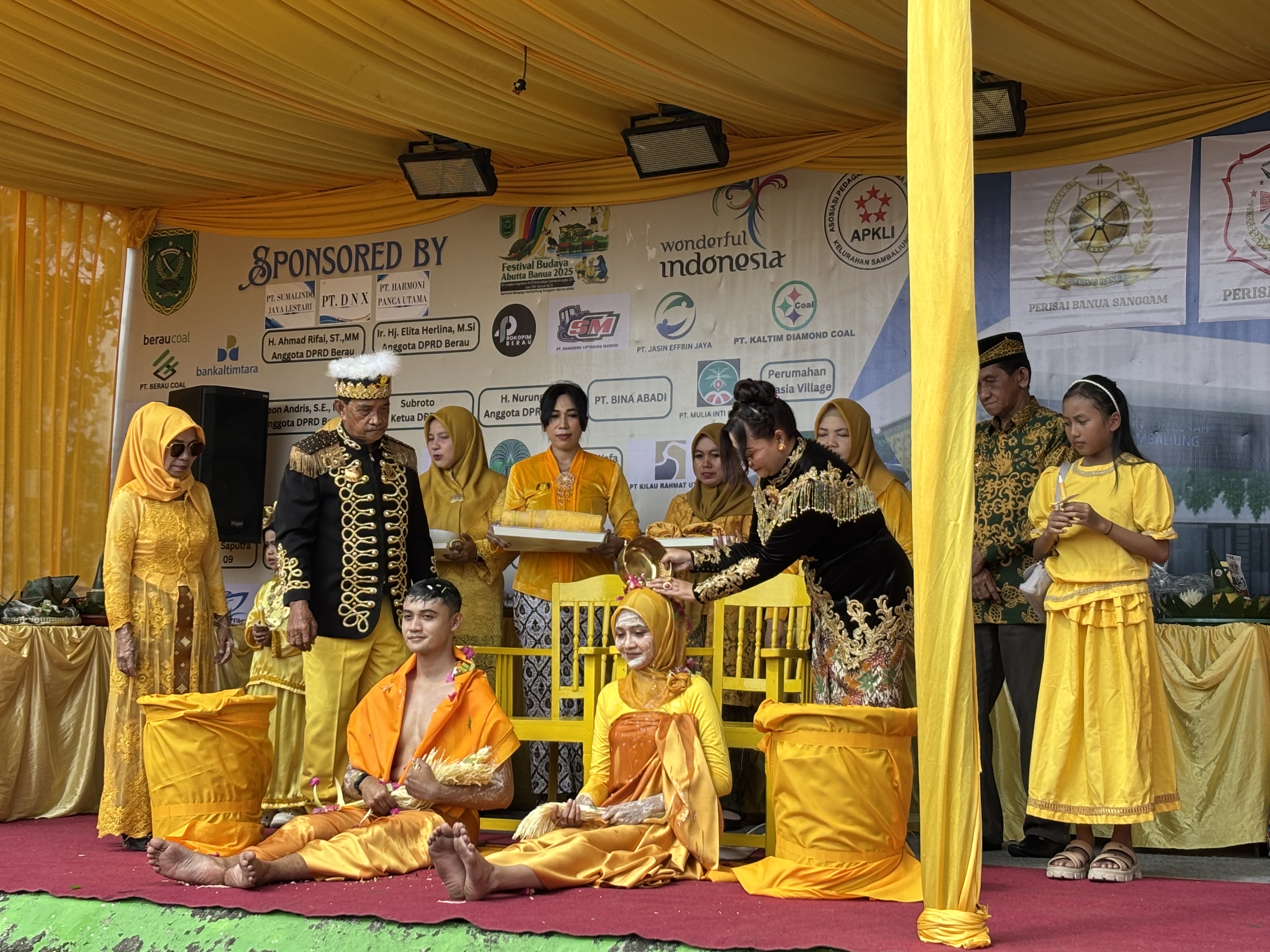 KEBUDAYAAN: Salah satu ritual budaya di Sambaliung, yakni mandi-mandi pengantin menjadi pembuka rangkaian perayaan Abutta Banua tahun 2025. (IZZA/BP)