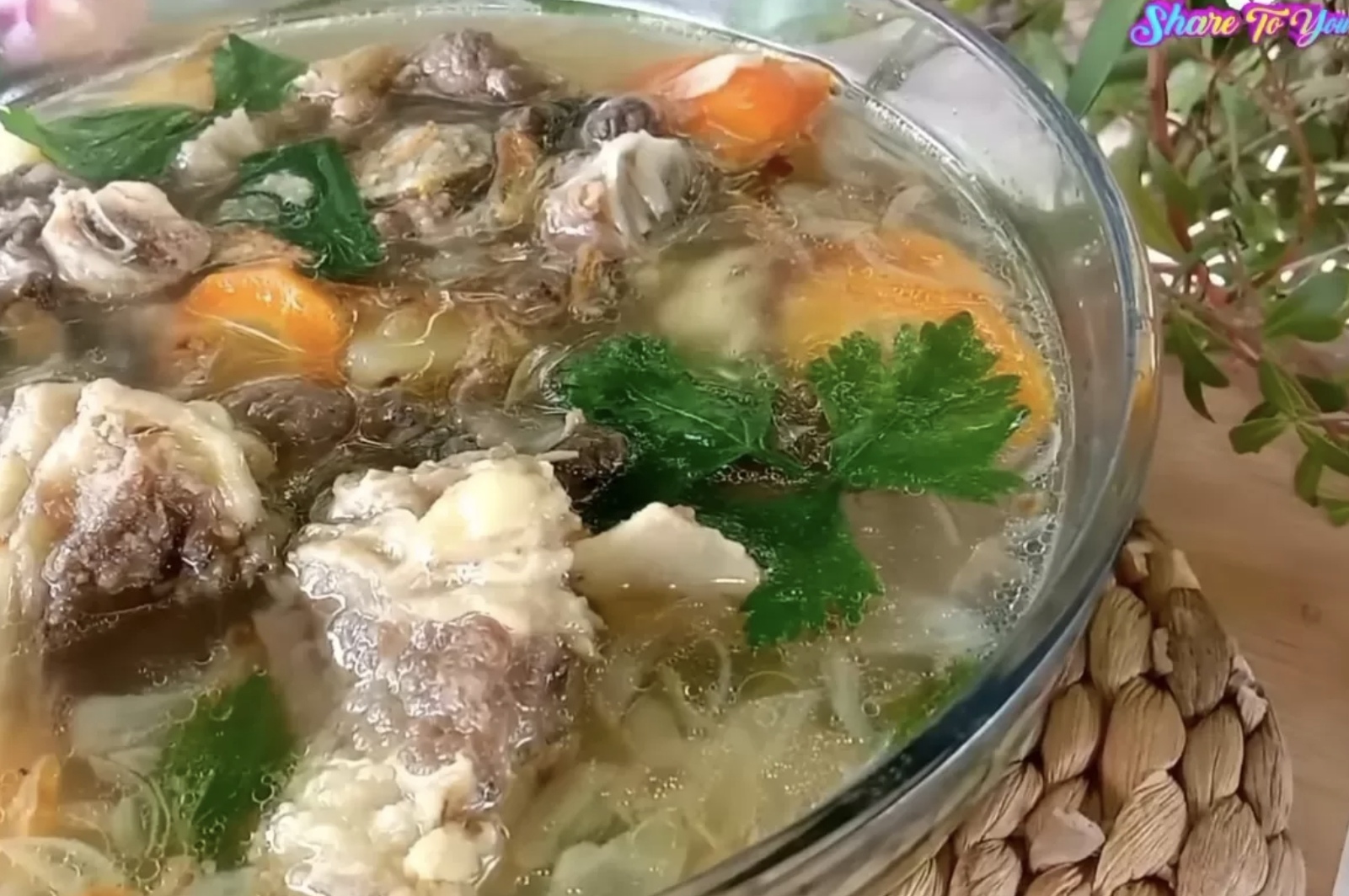 Sajian hasil resep sop iga sapi rumahan. (Tangkapan layar YouTube @sharetoyou)
