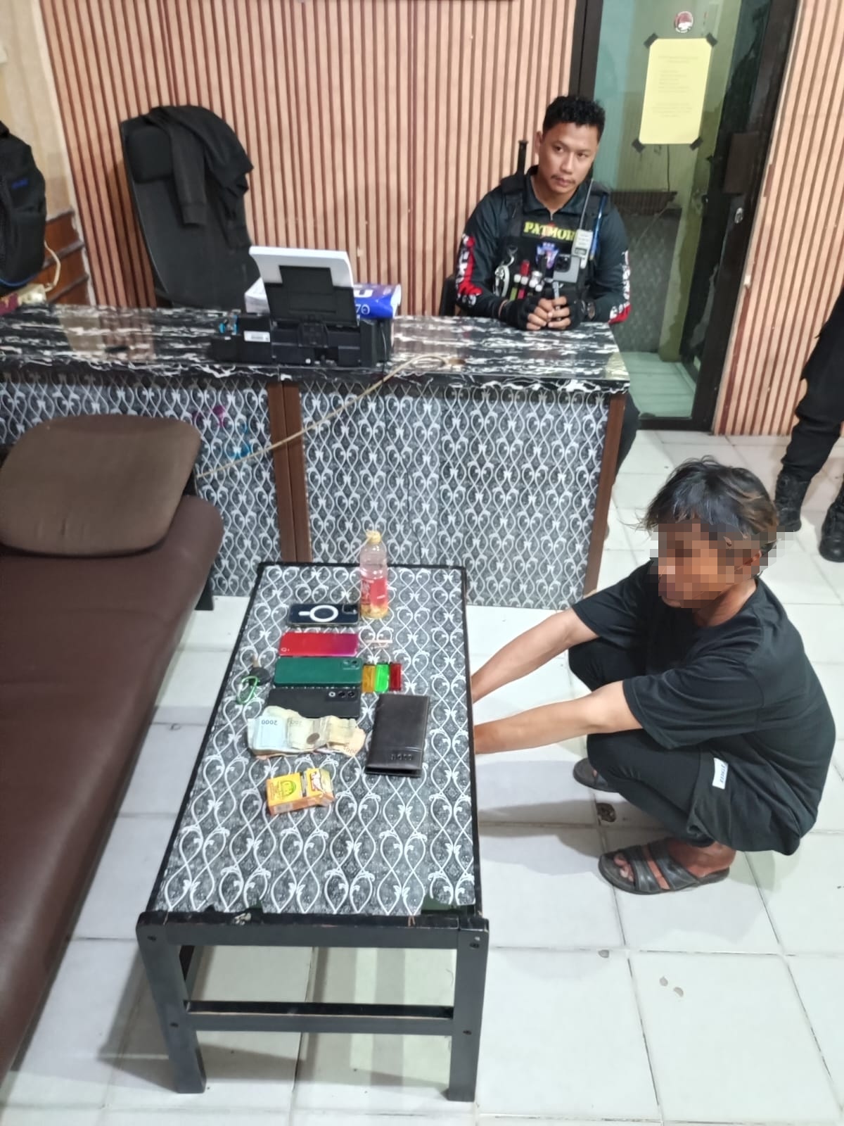DIAMANKAN POLISI: Terduga pelaku narkotika saat diamankan Tim Patroli Perintis Presisi Polres Tarakan, Kamis (31/7). (POLRES TARAKAN UNTUK HRK)