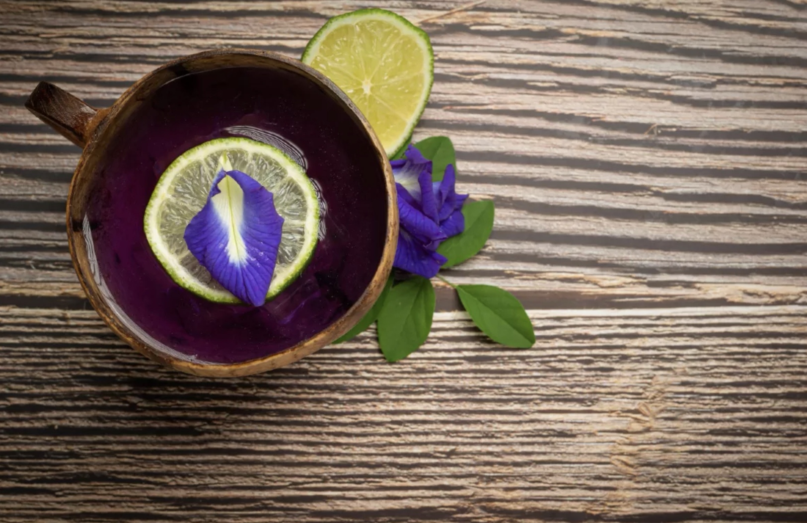 Salah satu manfaat bunga telang untuk mata adalah membantu mencegah glaukoma dan katarak. (Jcomp/Freepik)