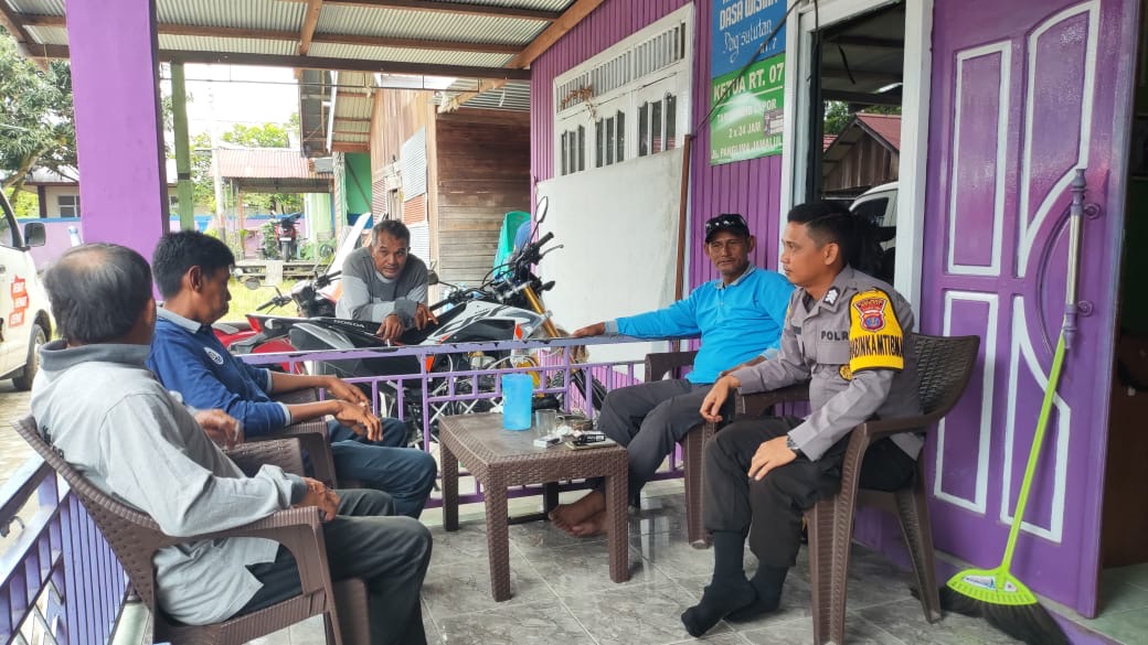 GELAR SOSIALISASI: Polsek Pulau Derawan bersama pihak kecamatan dan kampung saat melakukan sosialisasi beberapa waktu lalu. (ARTA KUSUMA YUNANDA/BP)