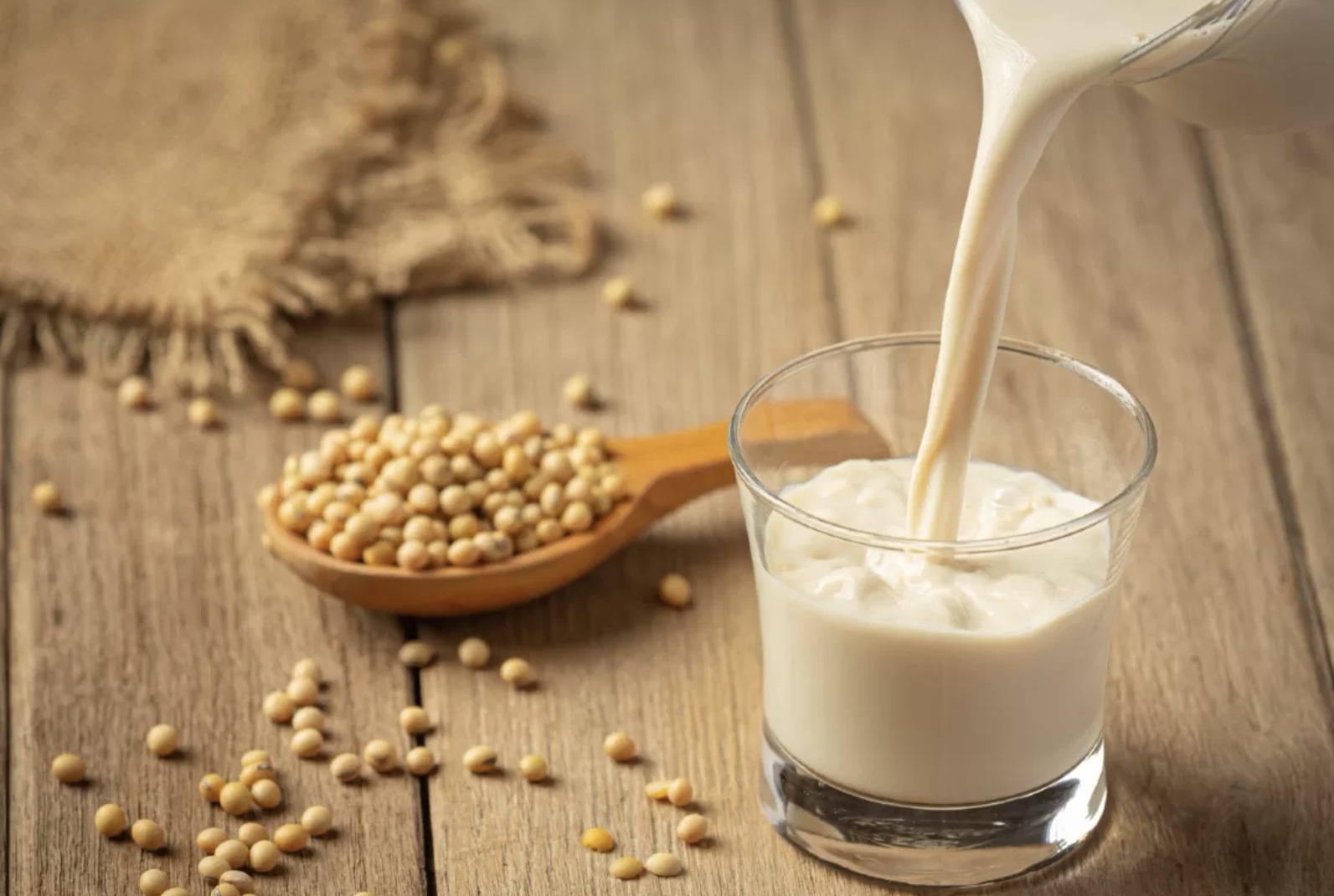 Ada banyak manfaat susu kedelai untuk wanita. Seperti meredakan gejala menopause hingga mencegah anemia saat hamil. (Jcomp/Freepik)