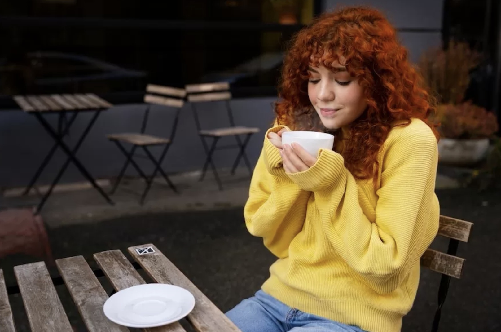 Seseorang sedang menikmati secangkir kopi panas dengan asap yang mengepul, menunjukkan fokus dan ketenangan. (Freepik)