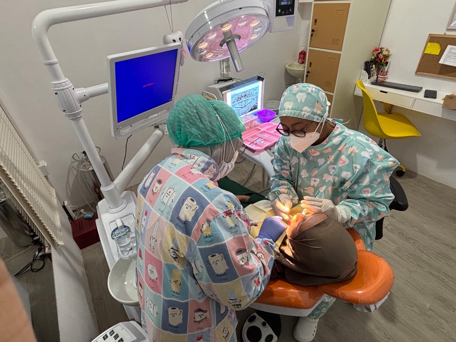 TINDAKAN: drg Yenny saat melakukan pemeriksaan rutin terhadap pasien gigi impaksi di Dentsmart Dental Care Specialist. (IZZA/BP)