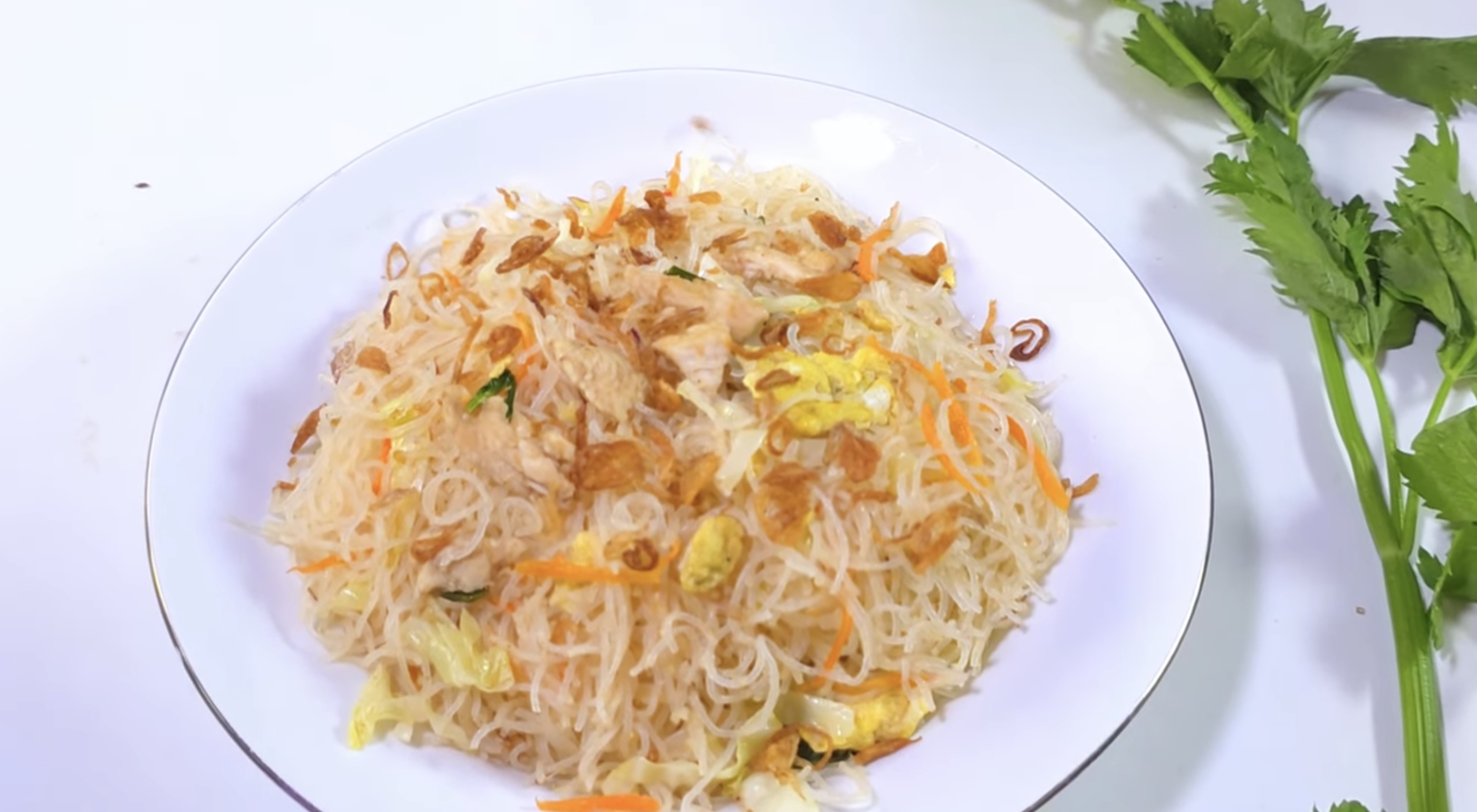 Resep Bihun Goreng Khas Surabaya yang Enak dan Praktis. (YouTube Dapur Cantik Channel)