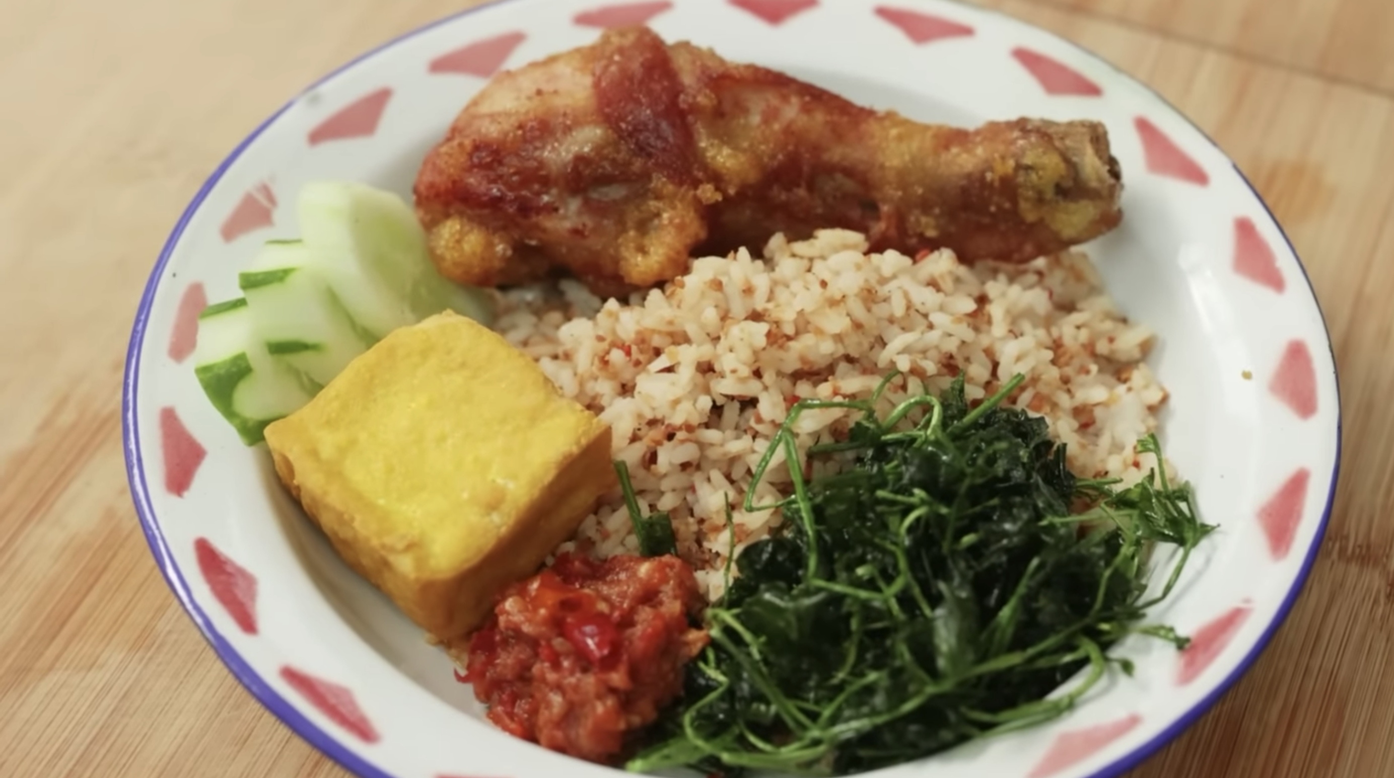 Coba ikuti resep pecel Madiun yang cocok untuk sarapan atau makan siang sehat dan mengenyangkan. (Instagram/@mimolette_1106)