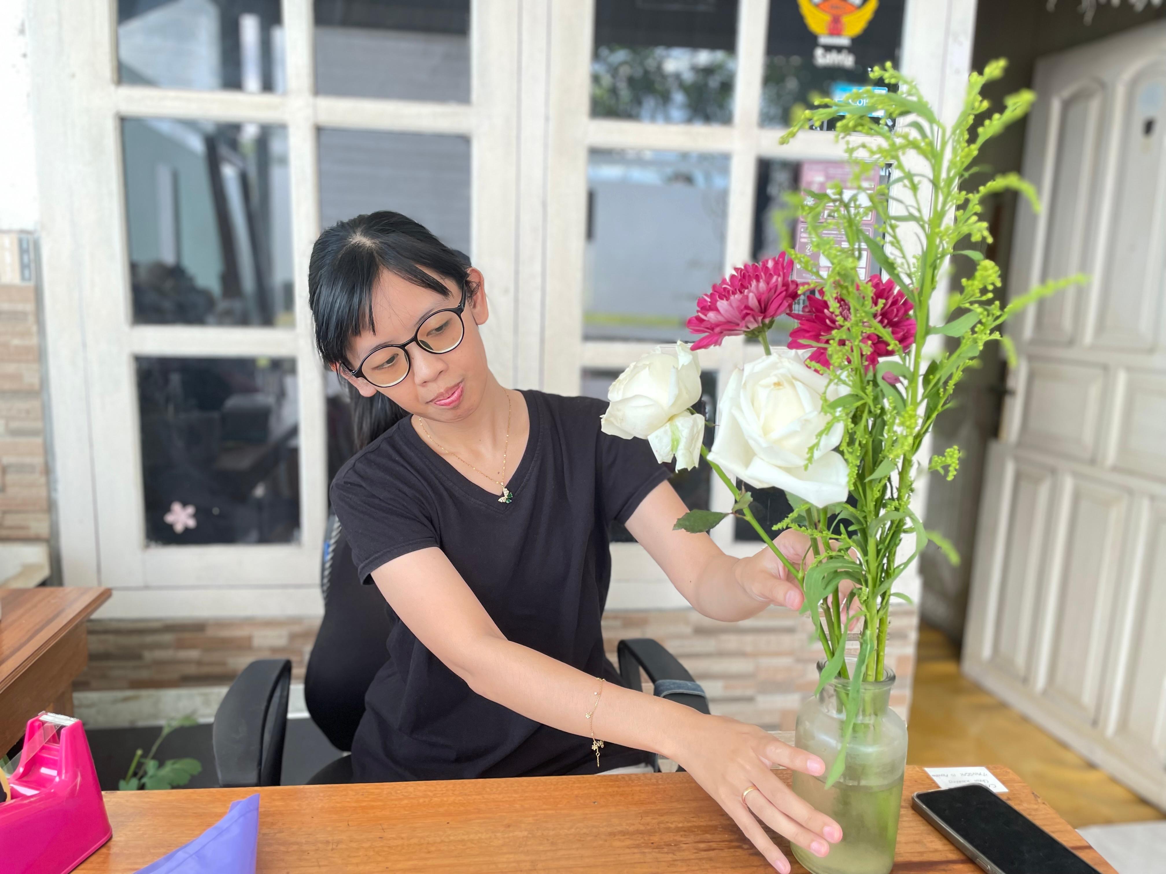 Pemilik Toko Bunga Darigemini Project, Meidita Putri Satriani saat sedang menyusun dan merawat bunga miliknya. (NADYA ZAHIRA/ BERAU POST)