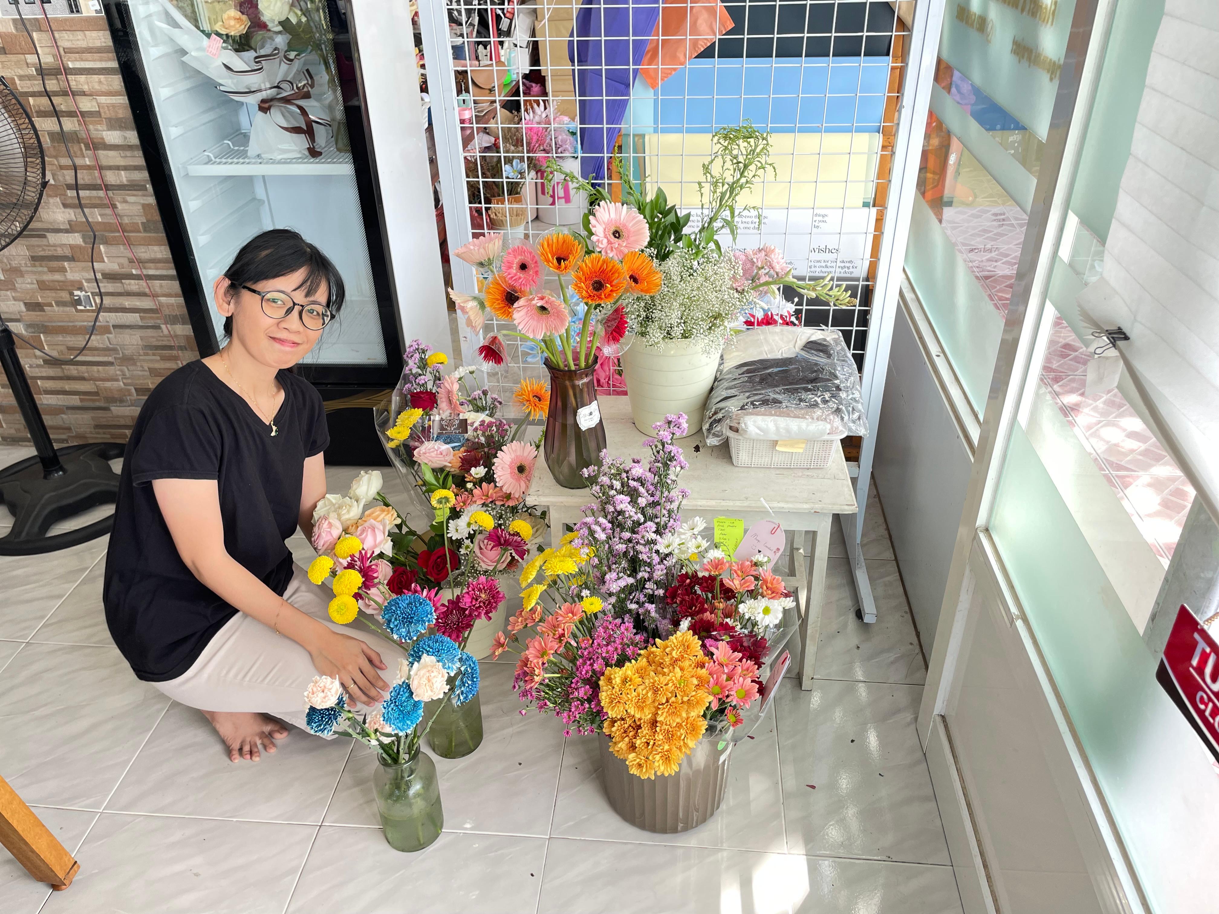 Pemilik Toko Bunga Darigemini Project, Meidita Putri Satriani saat sedang menyusun beberapa bunga miliknya. (NADYA ZAHIRA/ BERAU POST)