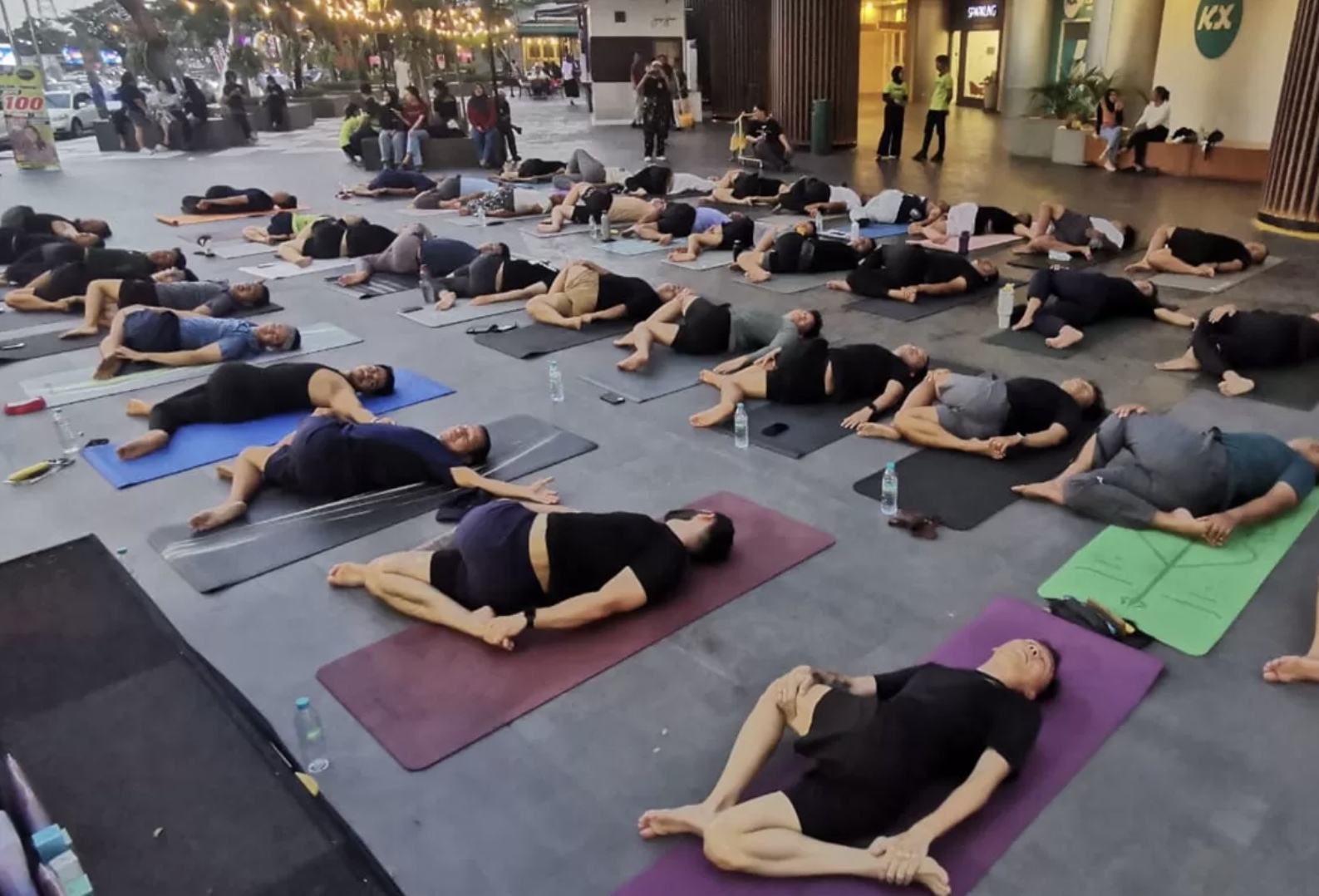 Sekitar 100 pria dari berbagai profesi berkumpul di halaman terbuka Komplek Spazio Surabaya, Senin (4/8), mengikuti yoga khusus pria. (Jawapos.com)